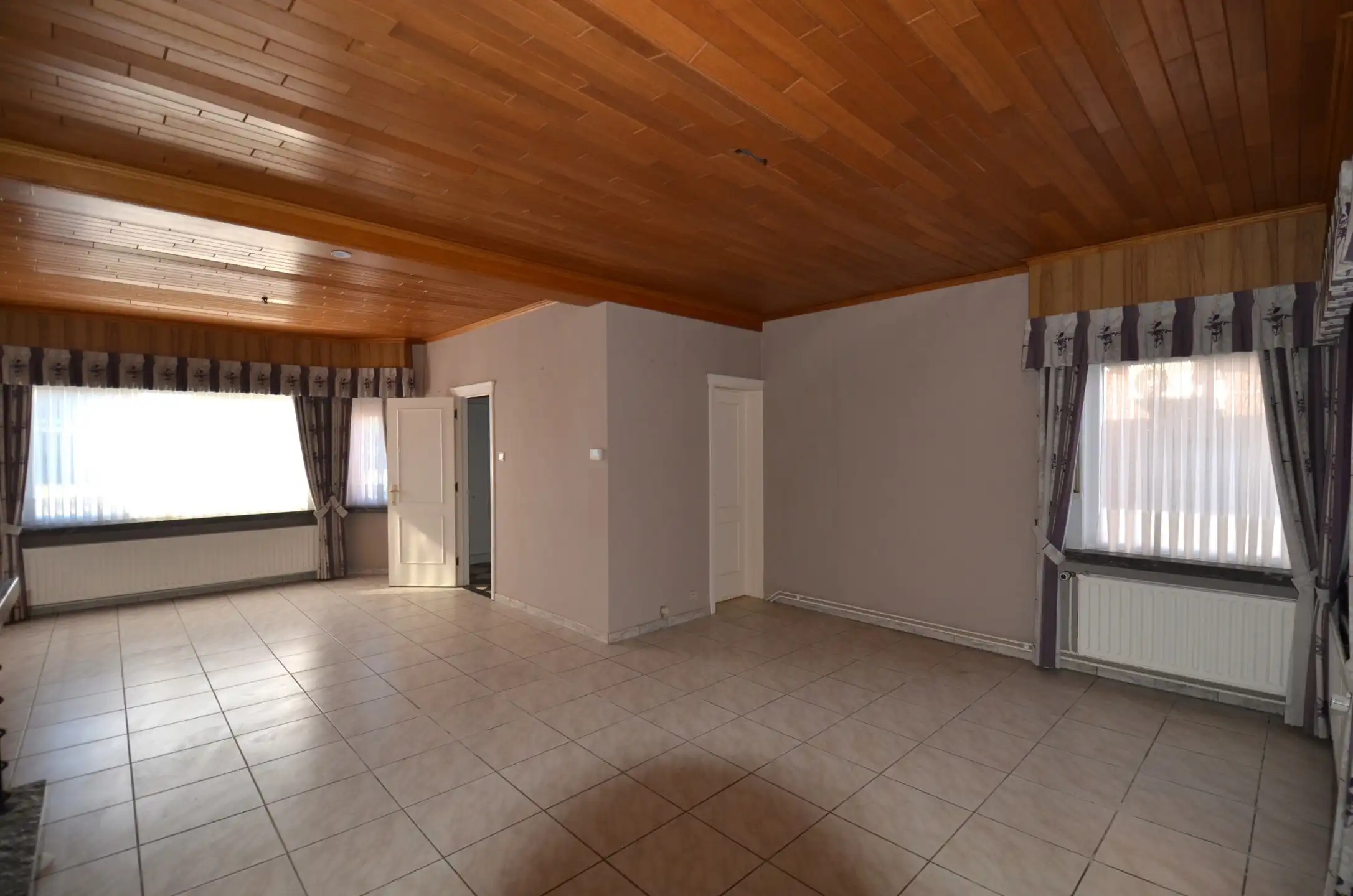 Te renoveren woning met 3 slaapkamers, tuintje en dubbele garage foto 7