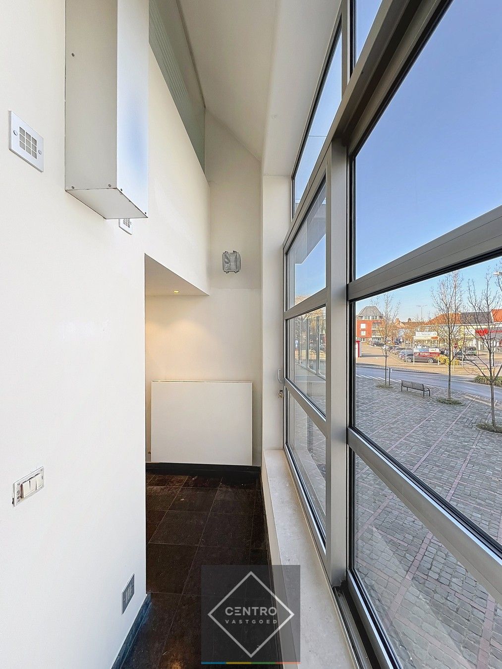 Gelijkvloerse kantoor/praktijkruimte én triplex appartement (met aparte toegangen) op het Kerkplein van Rumbeke! foto 8