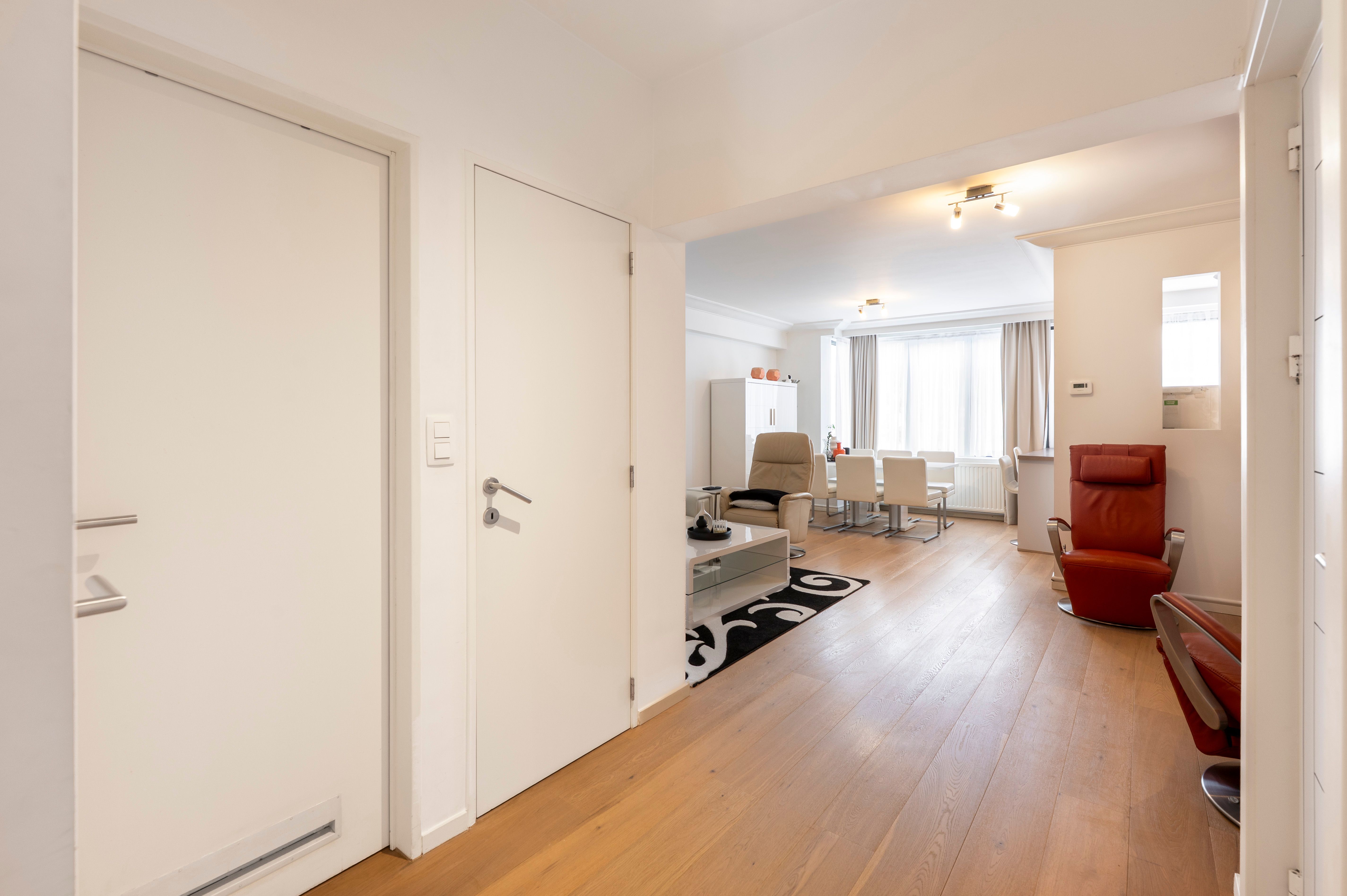 Lichtrijk twee slaapkamer appartement op centrale locatie te Merksem! foto 5