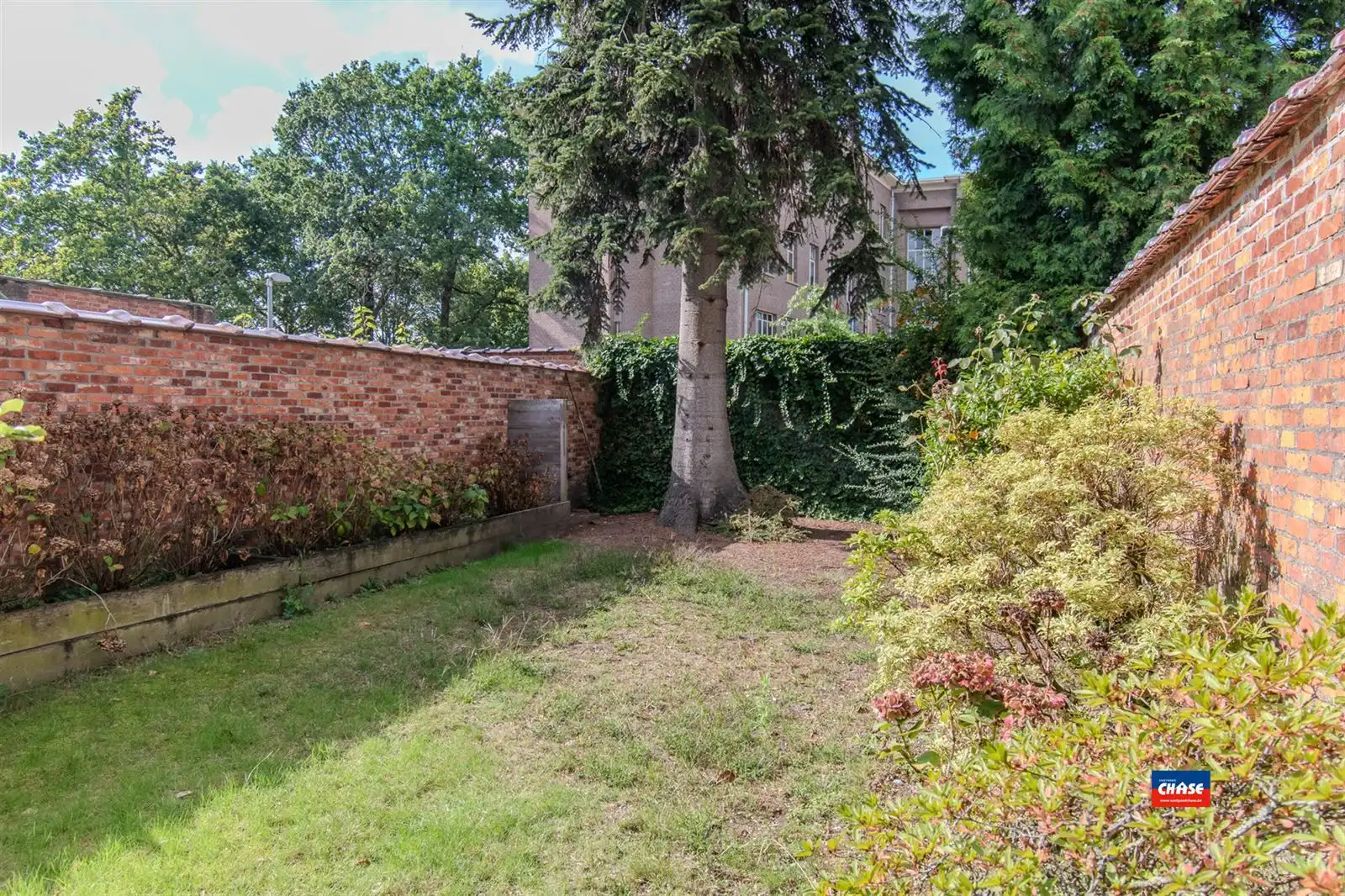 Sfeervol gerenoveerd gelijkvloers appartement met mooie tuin foto 12