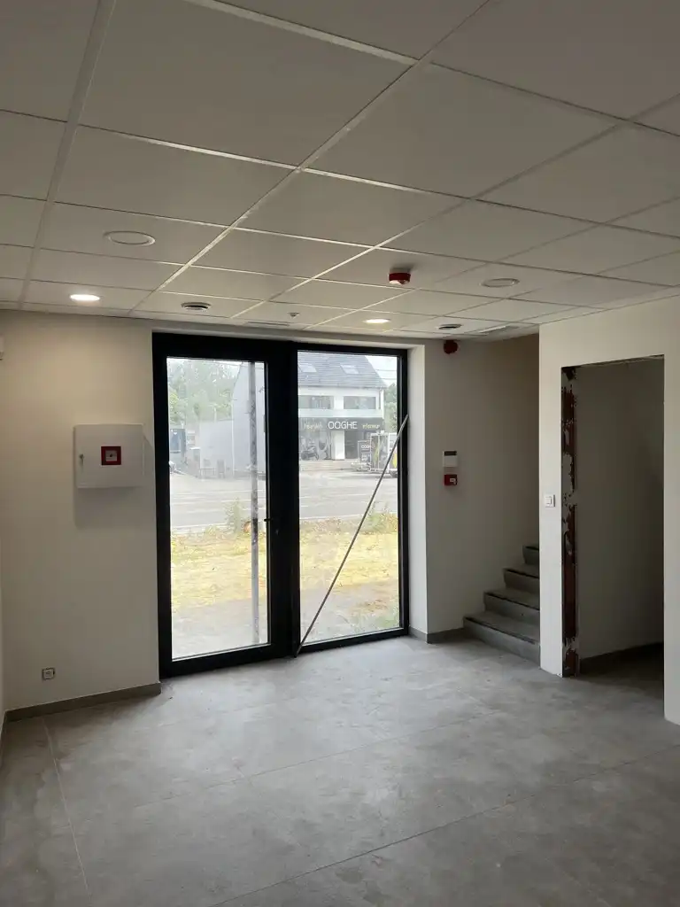 Kantoor met polyvalente ruimte, 4 burelen, vergaderzaal foto 3