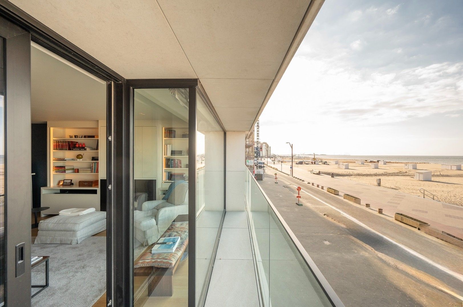 Prachtig appartement met frontaal zeezicht gelegen in hartje het Zoute met 6 meter gevelbreedte. foto {{pictureIndex}}