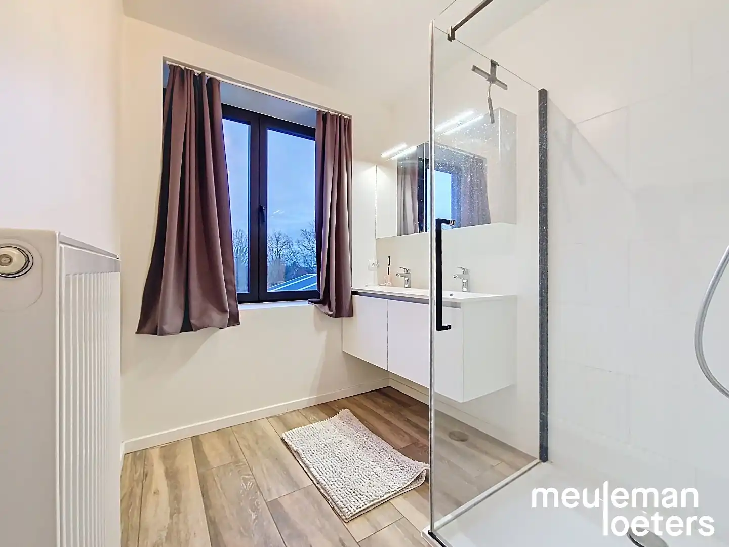 Modern appartement met terras en autostaanplaats foto 10