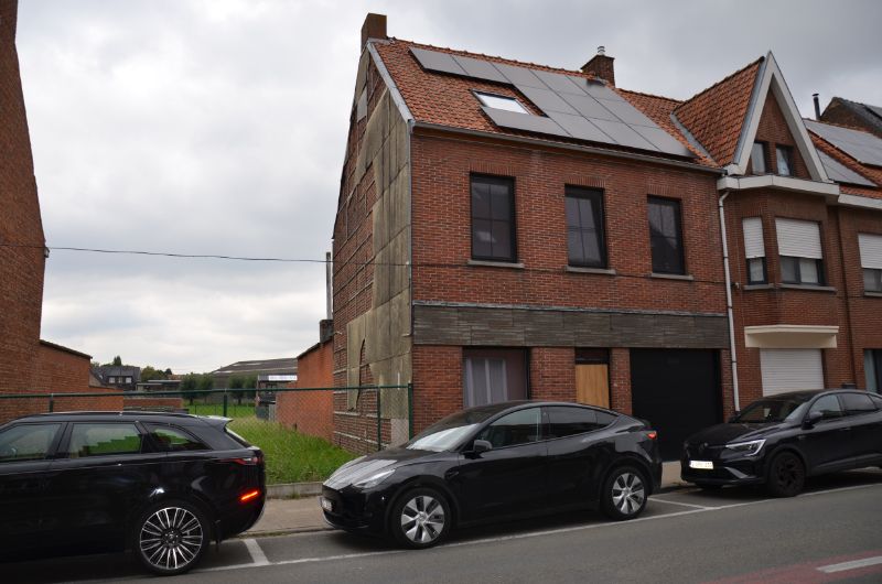 Te koop te Moorslede : Verder af te werken  gezinswoning met 3 slaapkamers, inpandige garage,  zonnige diepe  tuin mét uitweg en dubbele garage, zonnepanelen. foto 2
