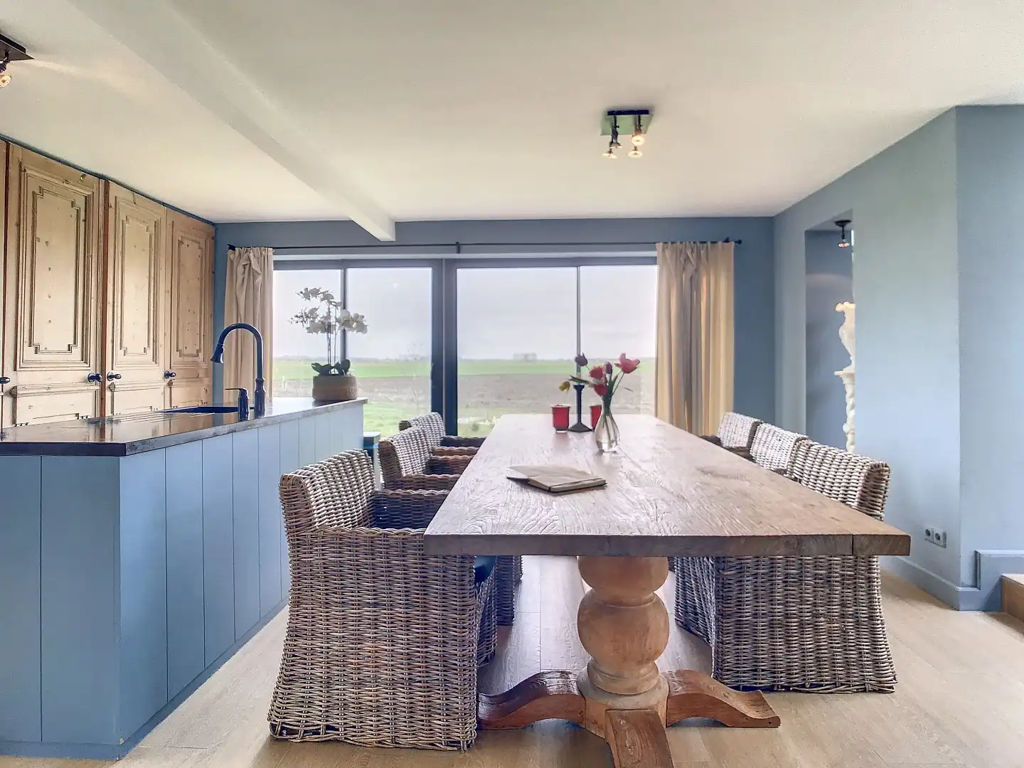 Zicht over de velden, op een zucht van zee foto 8