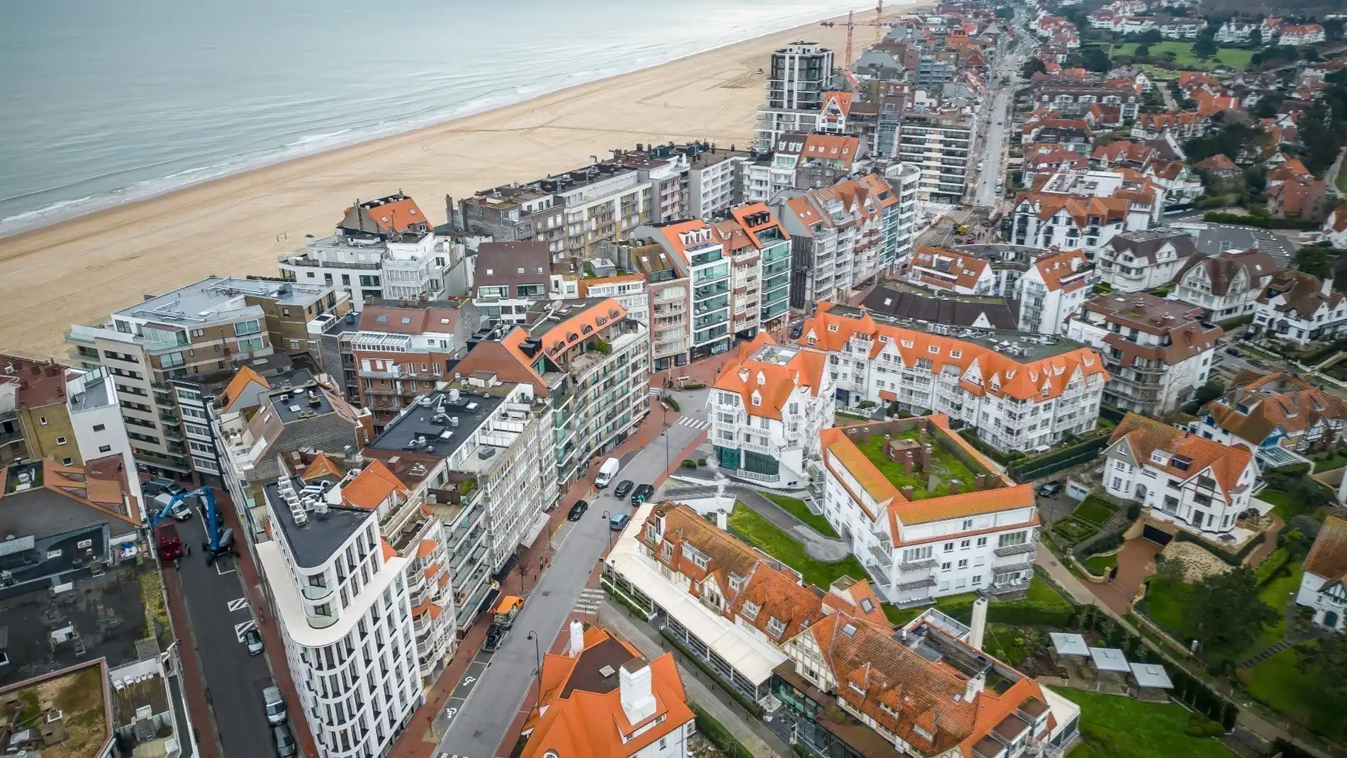 Ruime garagebox op het gelijkvloers centraal gelegen op de Kustlaan tussen het Driehoeksplein & het Albertplein. foto 4
