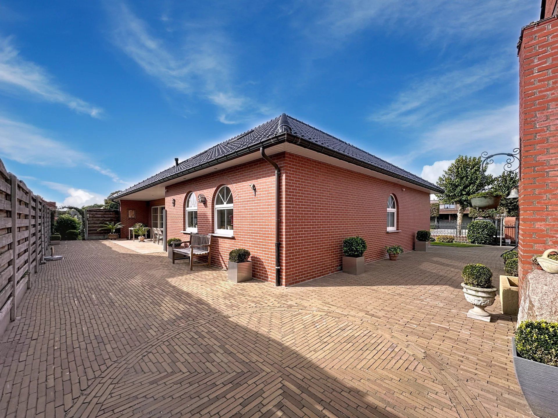 Mooie, vrijstaande woning gelegen op een perceelsgrootte van 9 are, met maar liefst 4 slaapkamers en een ruime dubbele garage. foto 2