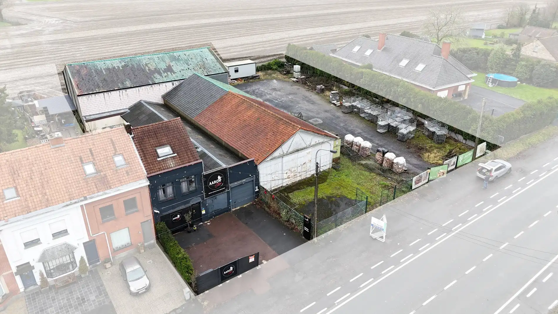 Hoofdfoto van de publicatie: Woning met loodsen op +-2000 m² te Aalbeke.