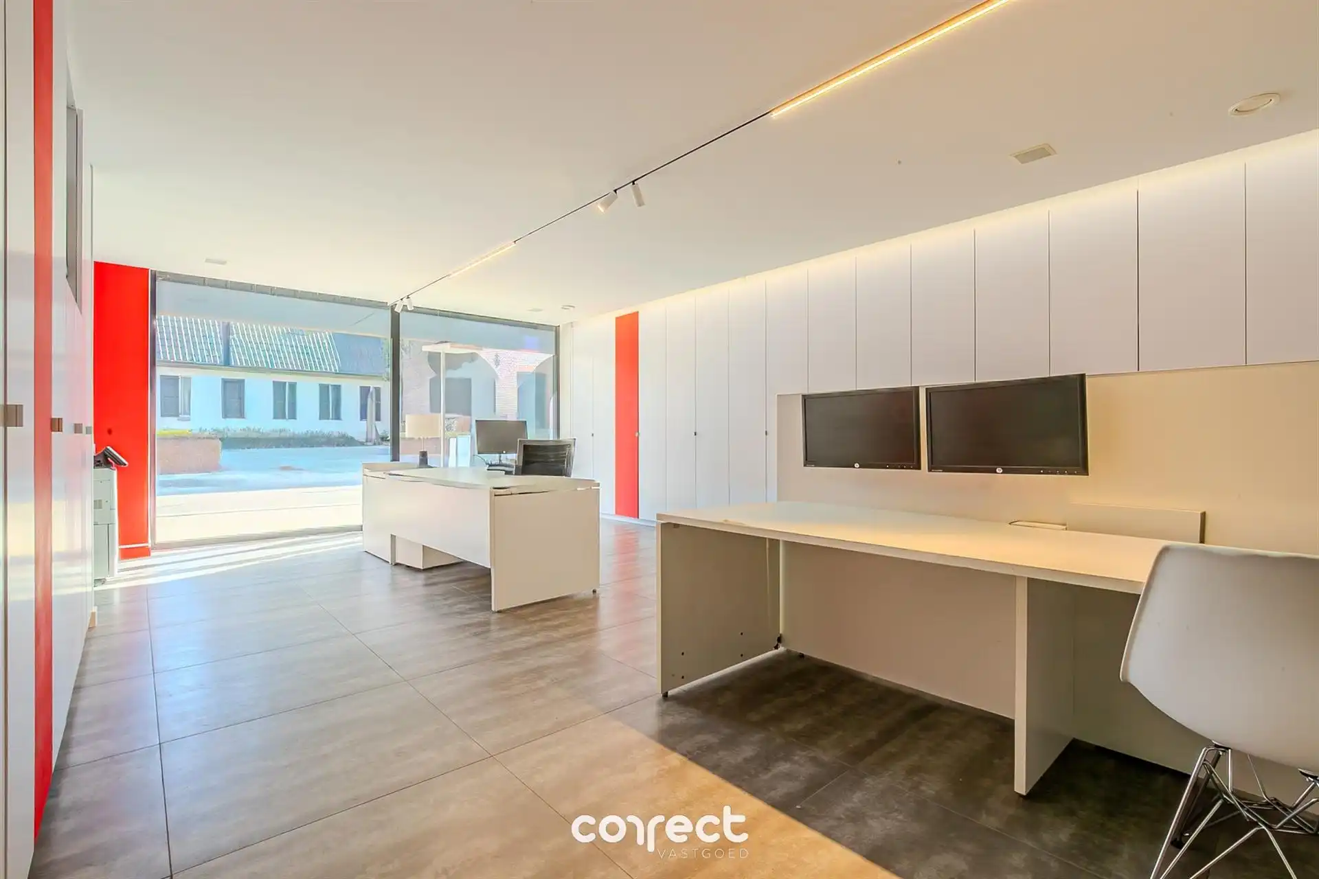 Perfect gelegen kantoor met voorzieningen en etalage. foto 2
