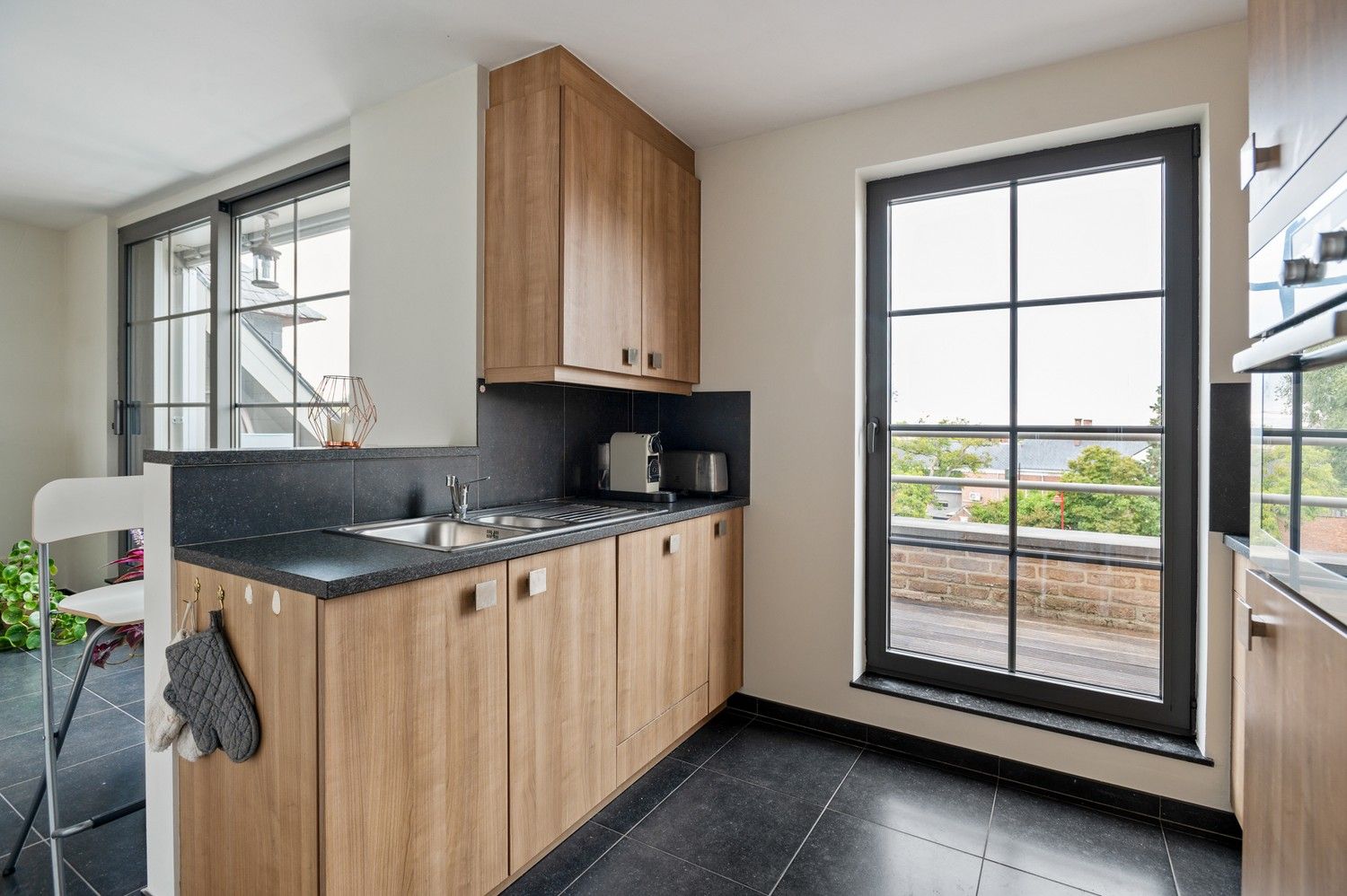 Ruim duplexappartement met 2 slaapkamers op toplocatie te Lint foto 9