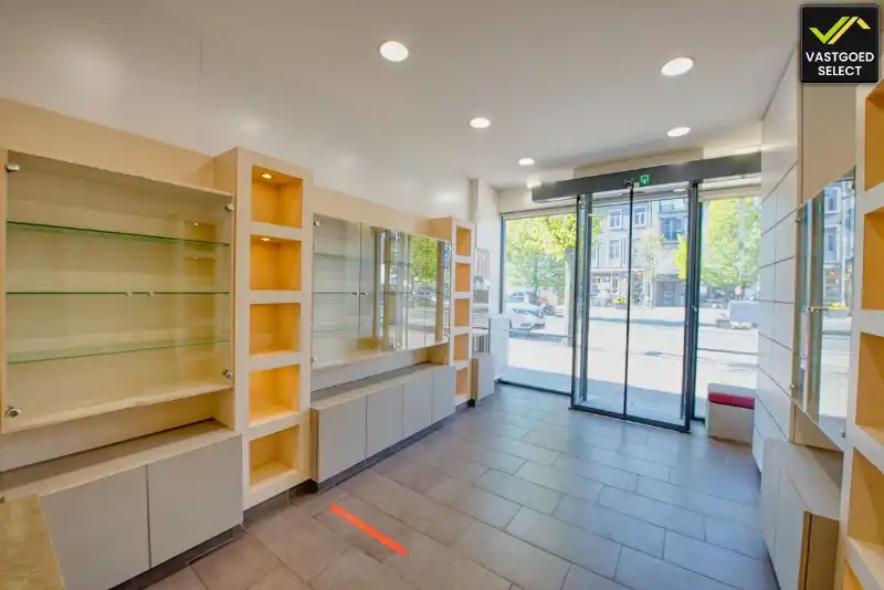 Commercieel handelshuis met apotheek en woonst te koop in centrum Eeklo foto 3