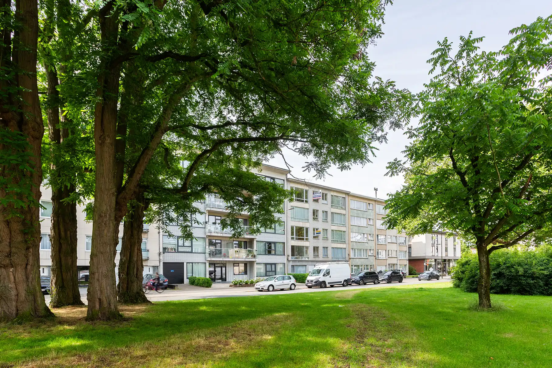 Wilrijk - Gerenoveerd 2 à 3 slpk dakapp. + terras + parking foto 2