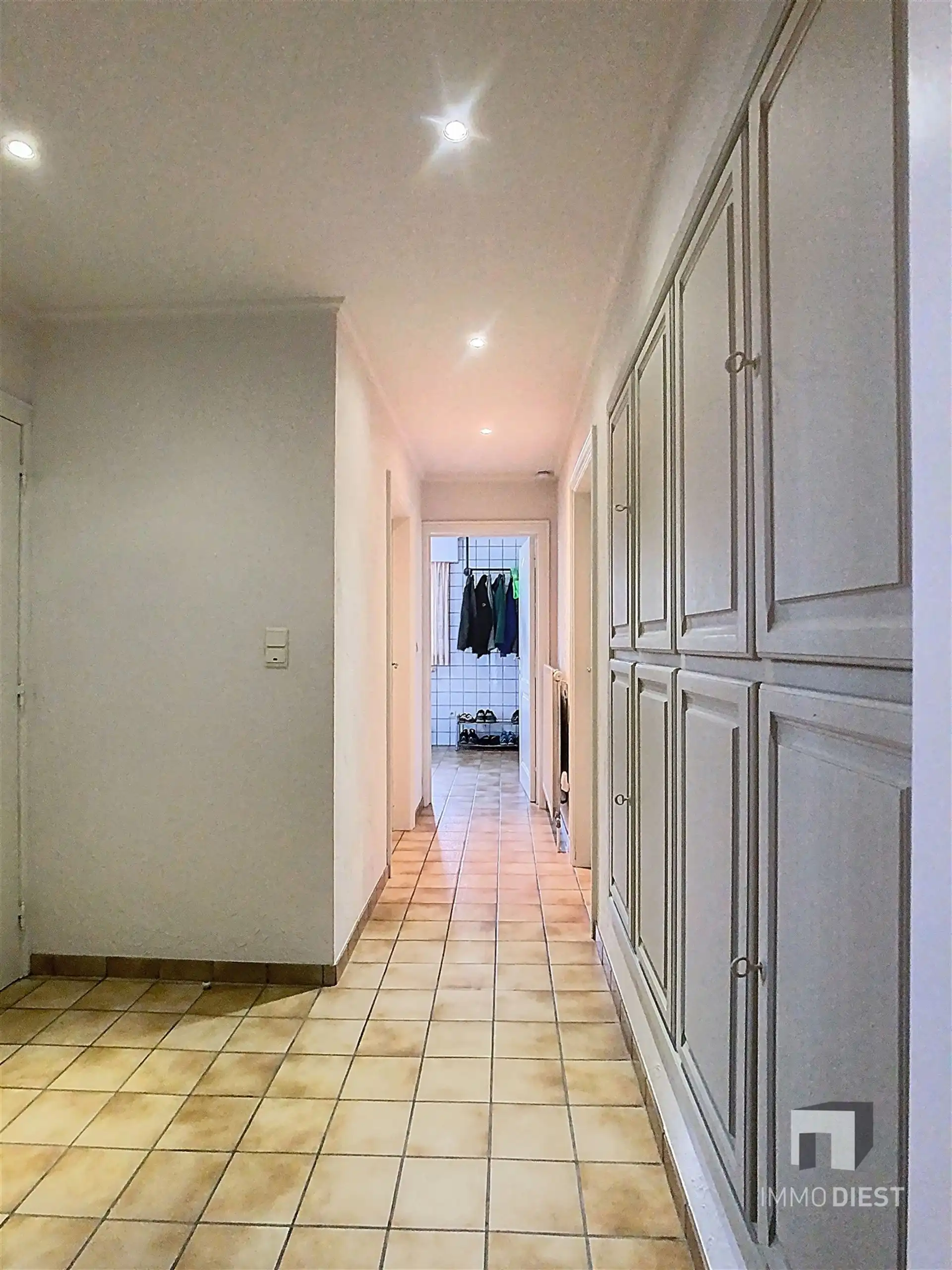 Energiezuinige en prima onderhouden gezinswoning met 4/5 slaapkamers en zwembad op 10 are. foto 20