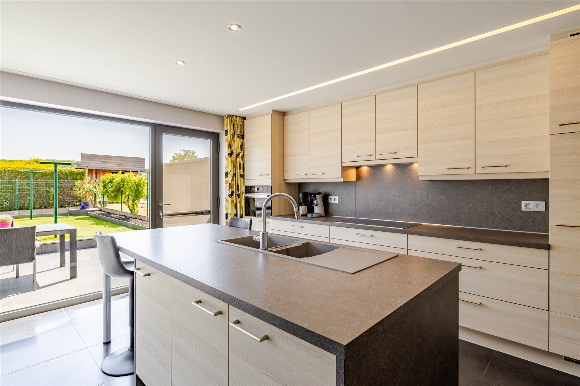 Topper!! Ruime lichtrijke woning, instapklaar! foto 2
