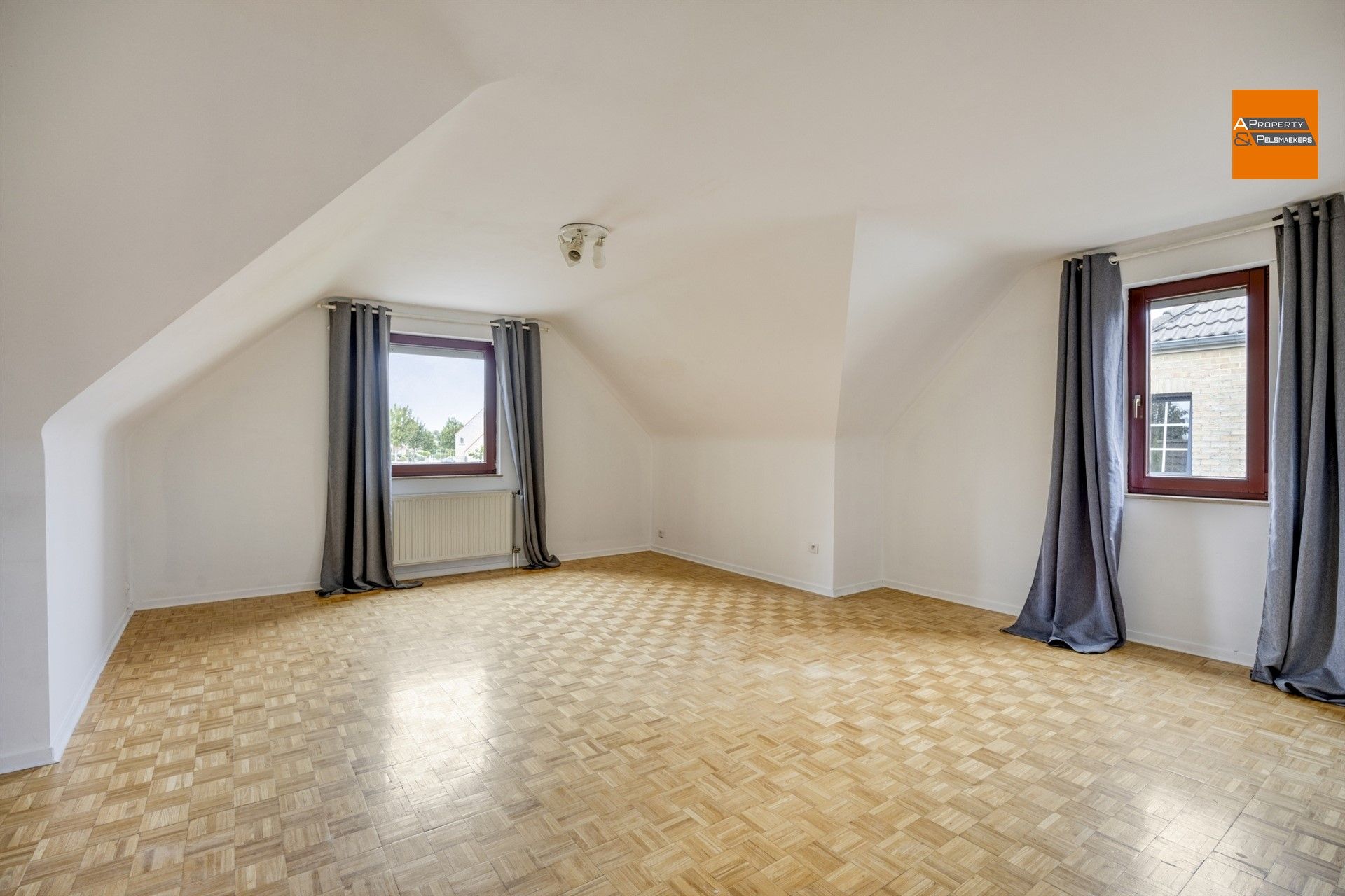 Ruime villa  met 5 slpk, garage en grote tuin foto 18