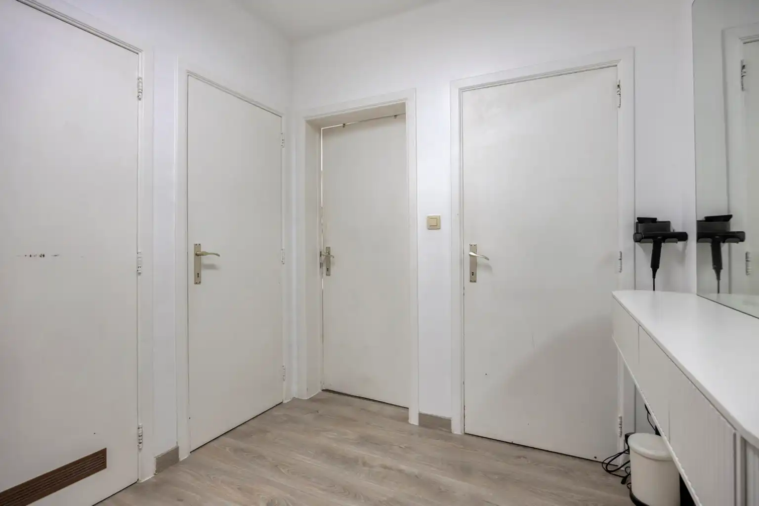 Instapklaar 2-slaapkamerappartement met garage foto 7