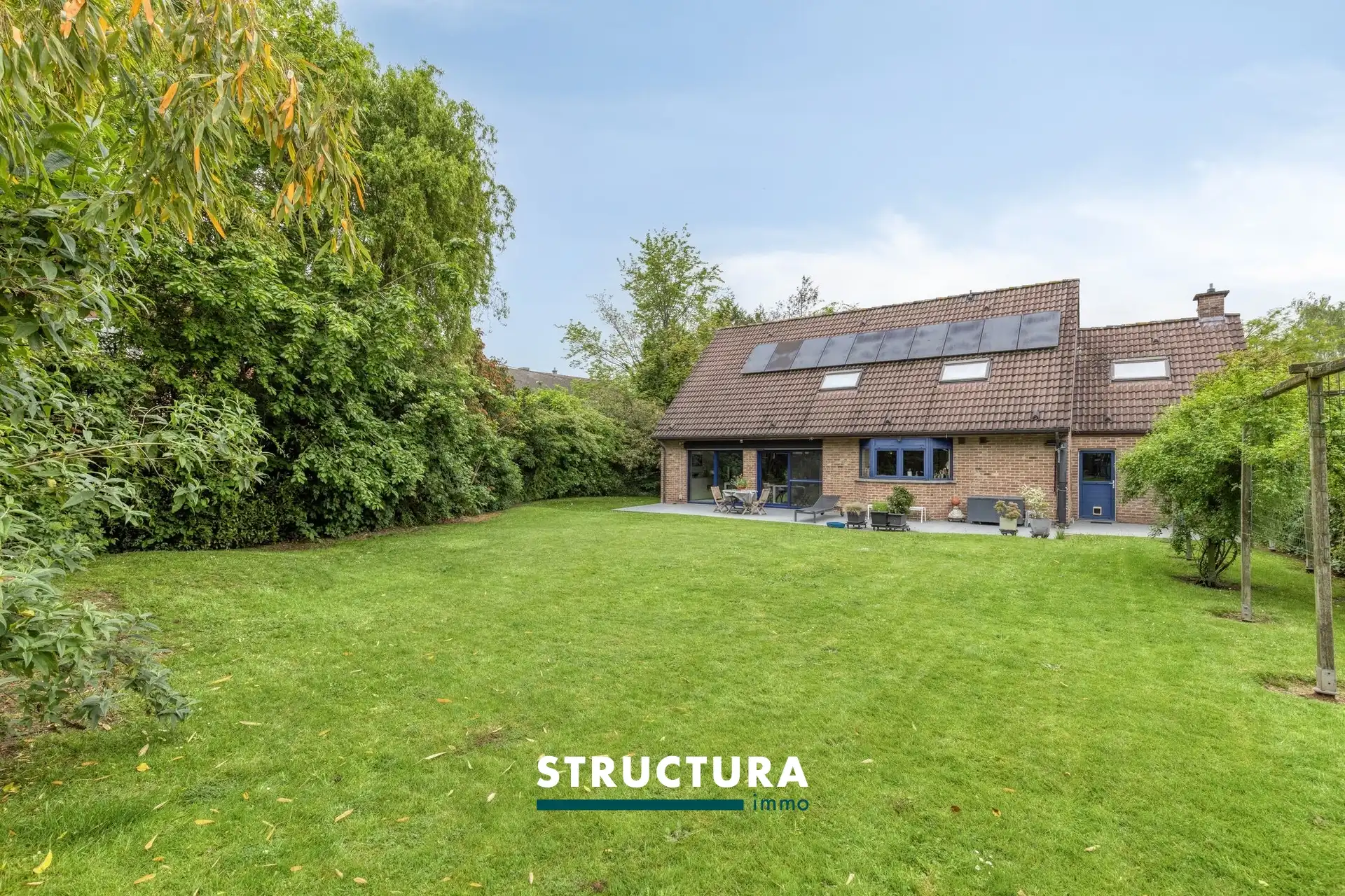 Gezinsvilla op topligging met prachtige ZW tuin foto {{pictureIndex}}