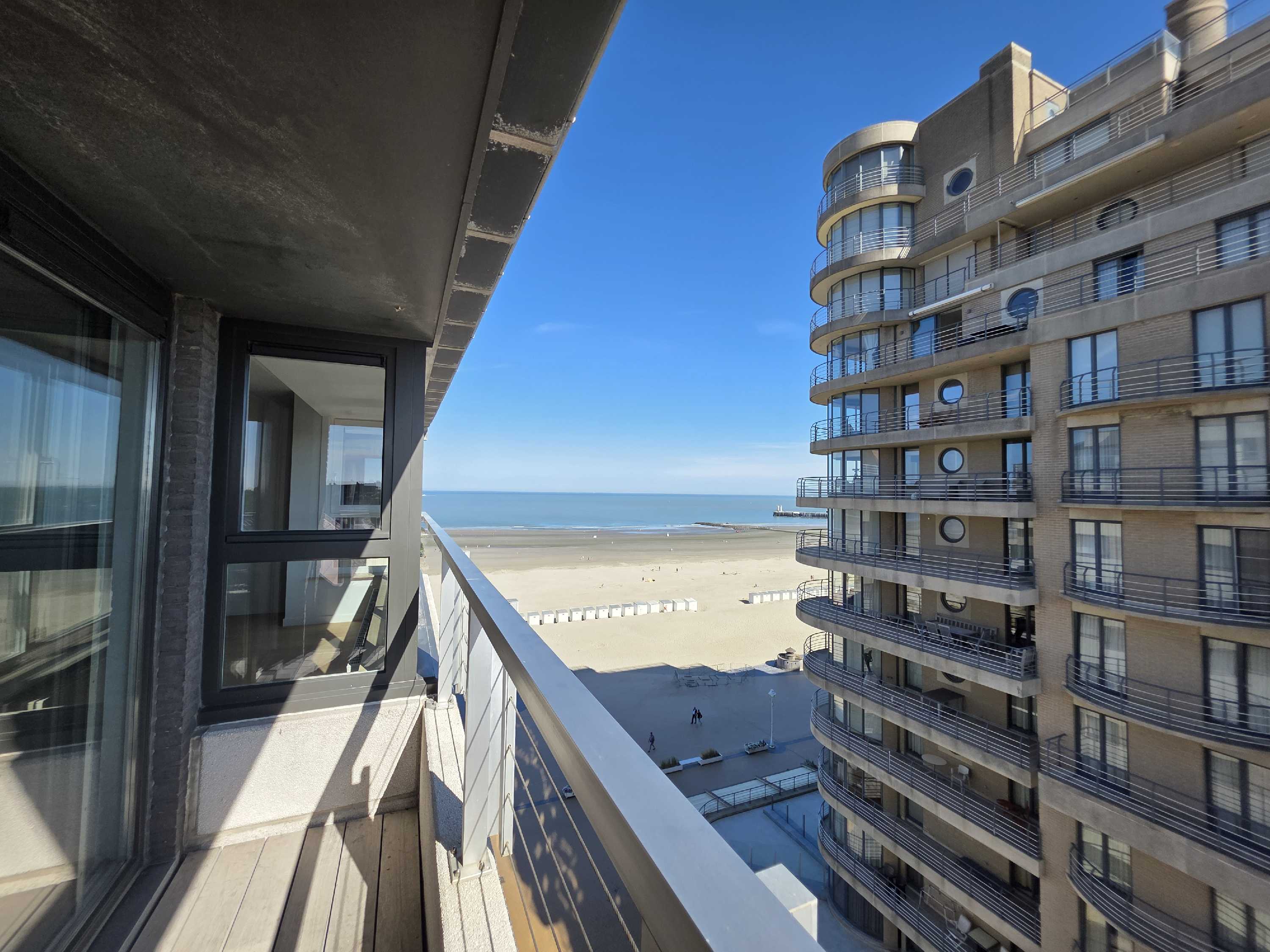 Luxueuze penthouse met zijdelings zeezicht en terras foto {{pictureIndex}}