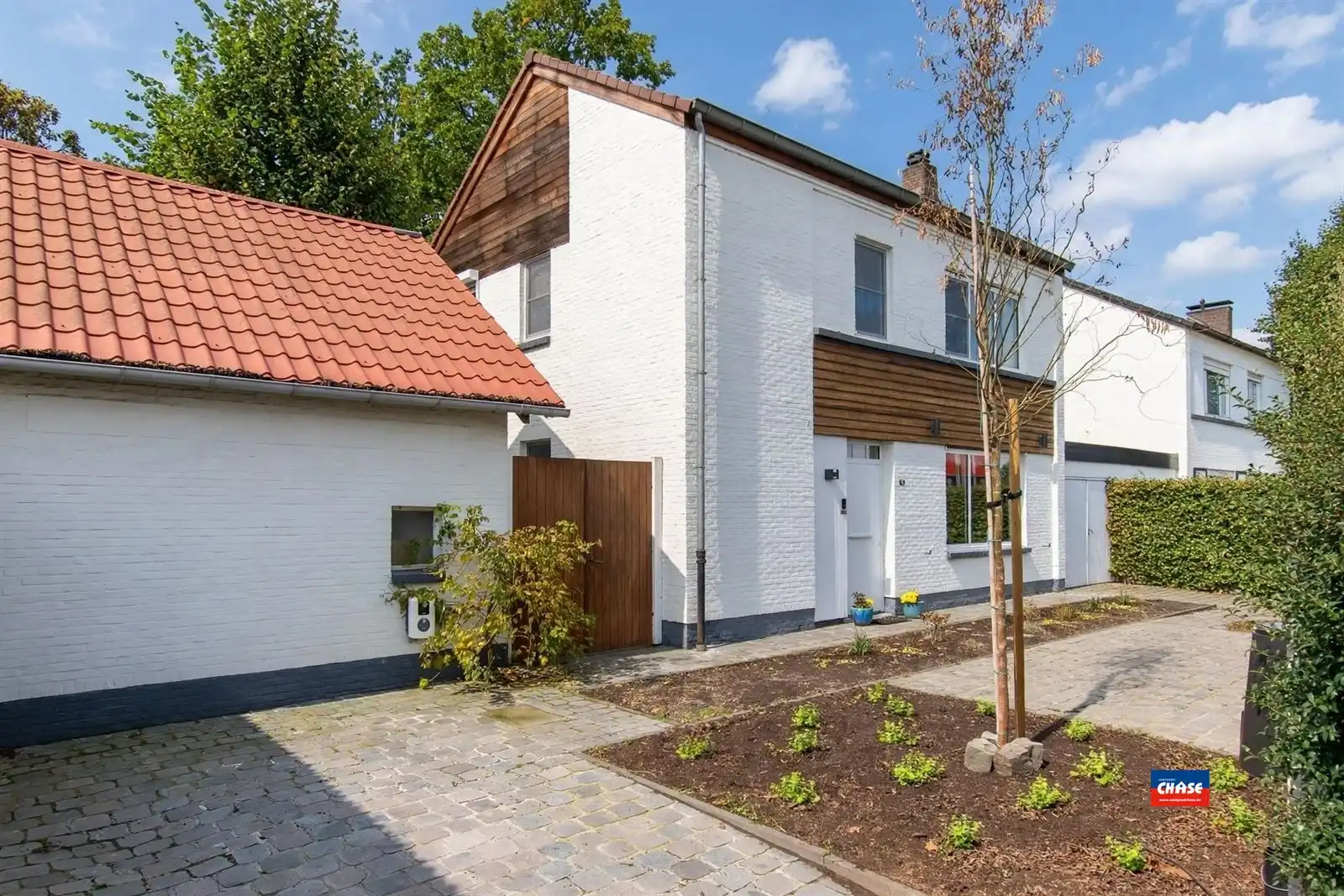 Ruime gezinswoning met drie slaapkamers, ruime tuin en oprit foto 17