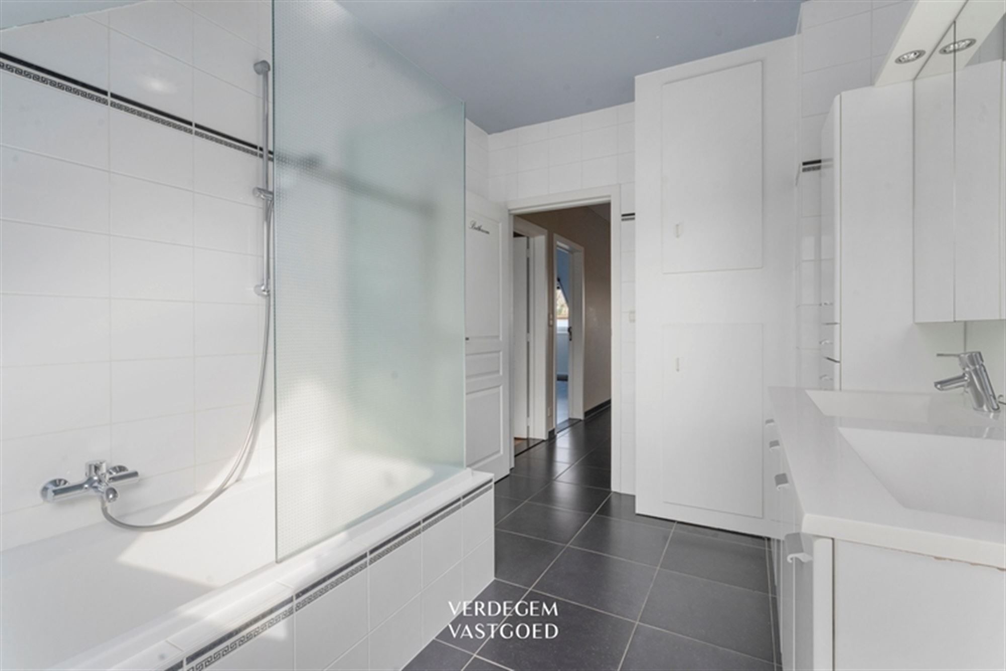 Ruim dakappartement met 2 slaapkamers en groot terras foto 13