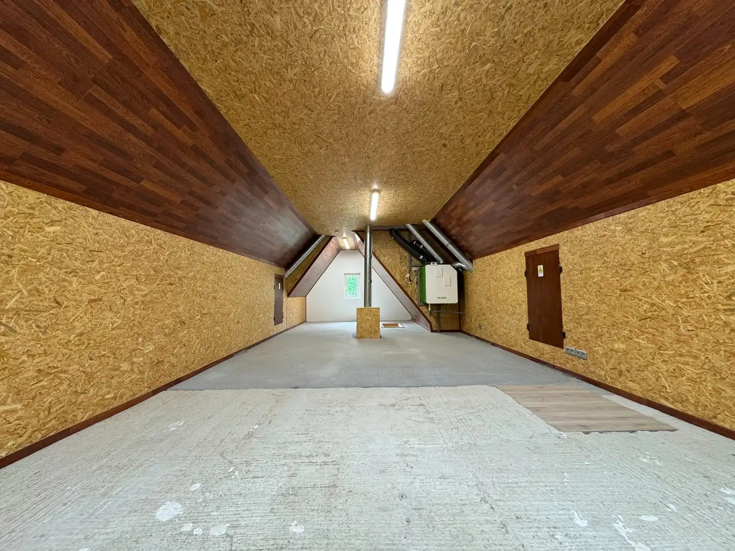 Een 4-gevelwoning met garage en  tuin foto 22