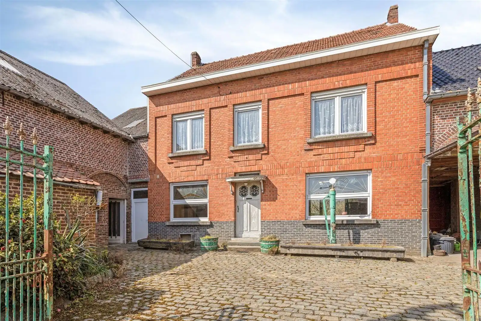 Hoofdfoto van de publicatie: Statige te renoveren woning met schuur en tuin