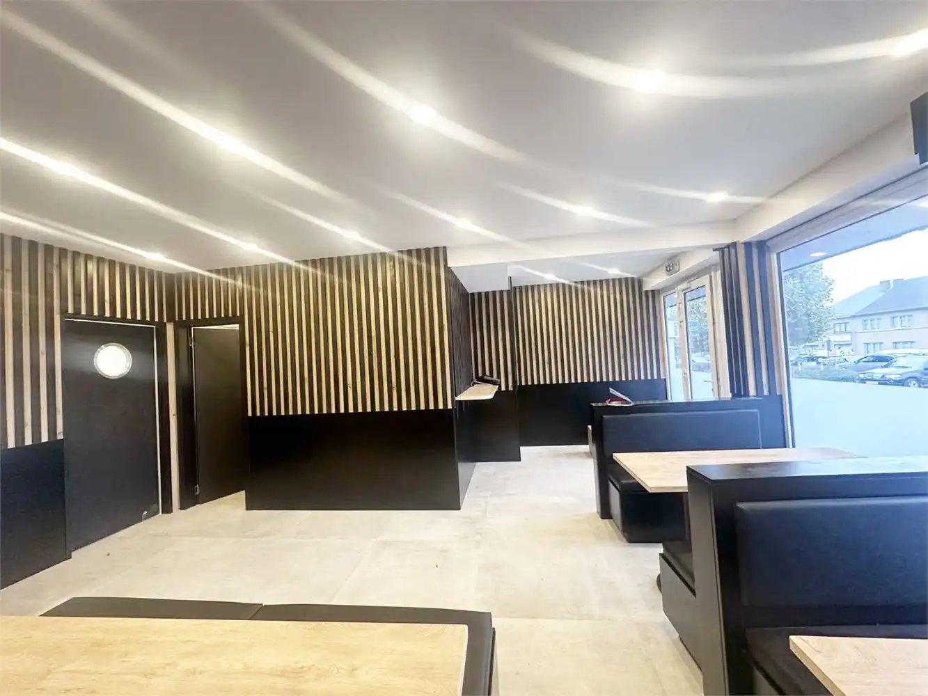 COMPLEET VERNIEUWD EN INSTAPKLAAR COMMERCIEEL GELIJKVLOERS foto 2