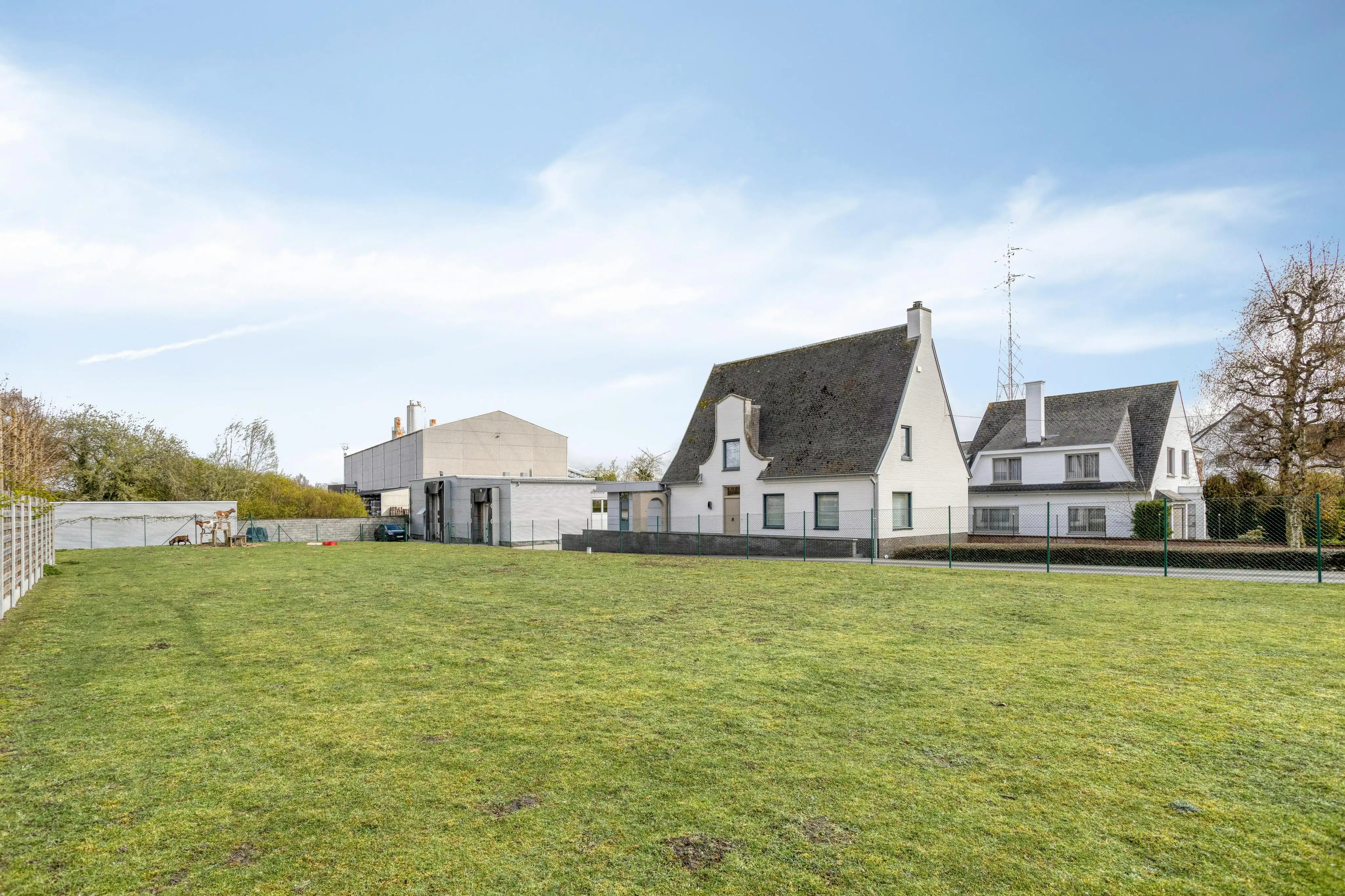 Ruime eigendom met woning, loods en extra bouwgrond foto 35