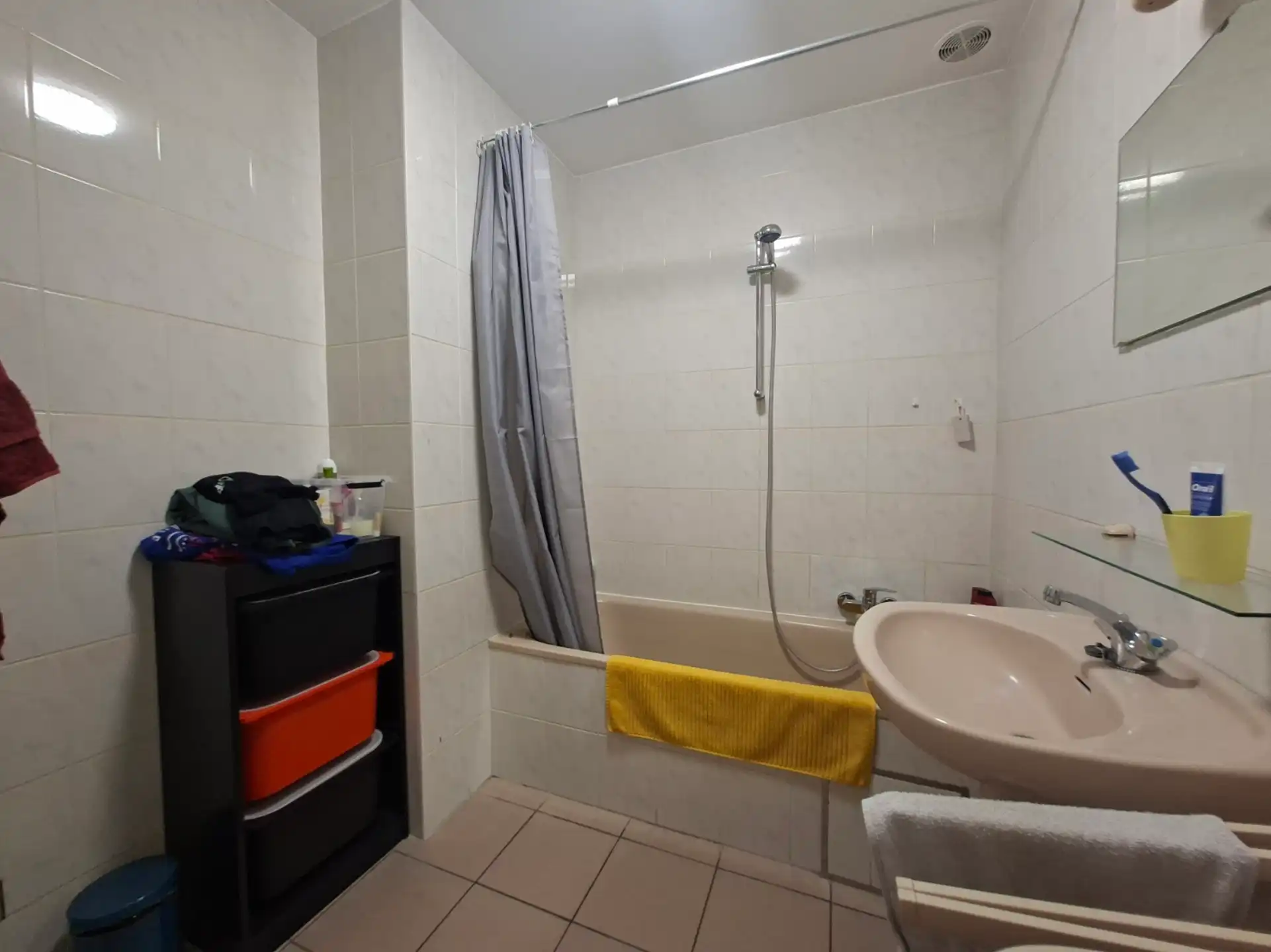 Instapklaar appartement met 2 slaapkamers, tuin & parking foto 9