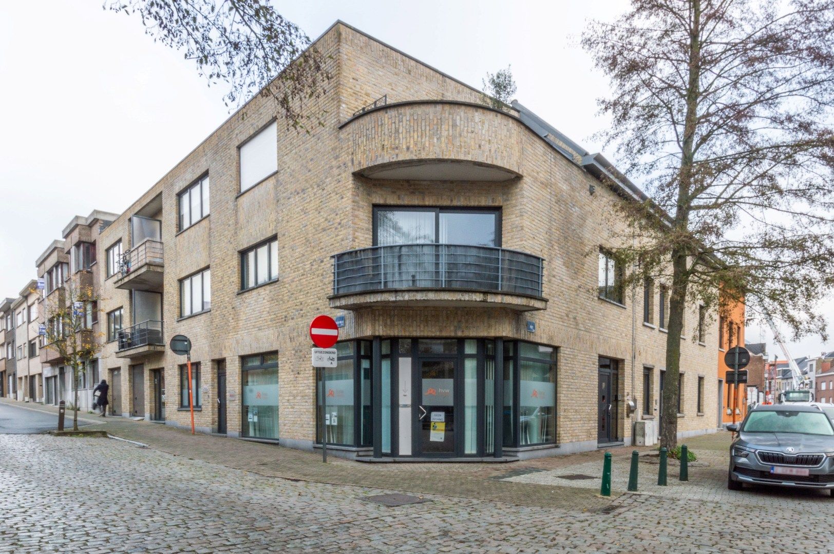 Recent en lichtrijk handels-/kantoorgelijkvloers ! foto 2