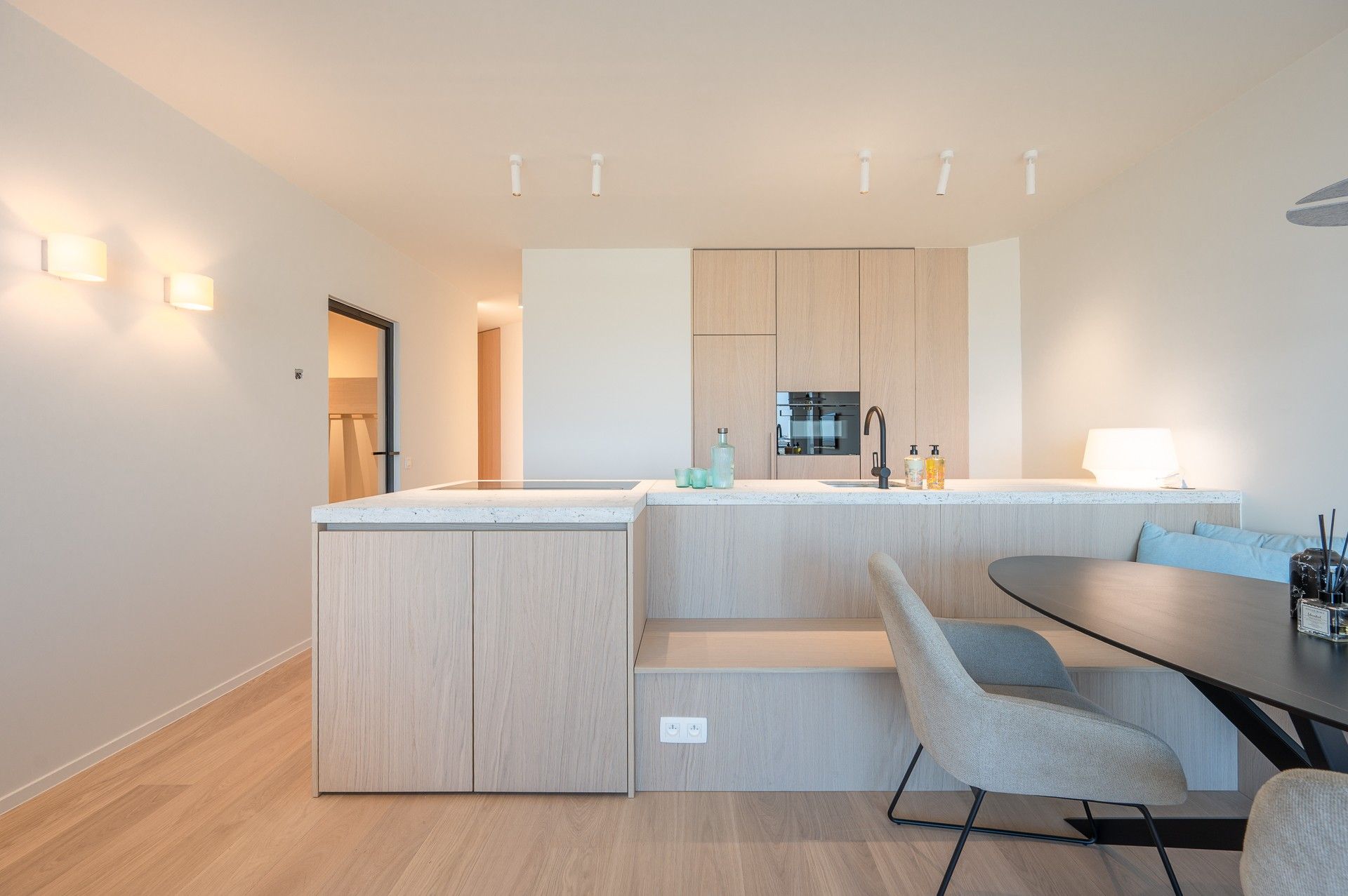 Luxueus gerenoveerd appartement met frontaal zeezicht in Heist foto 4