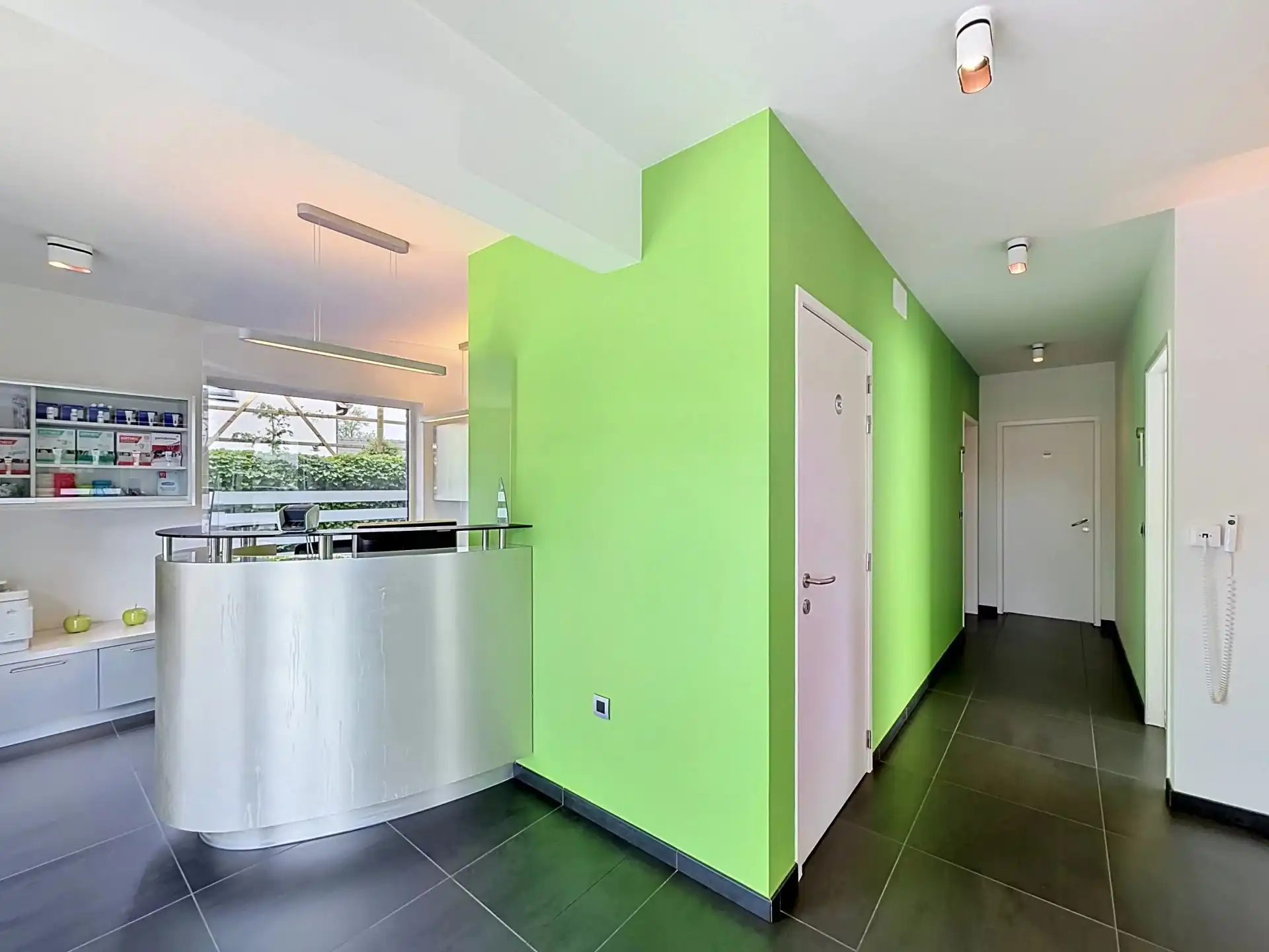 Moderne woning met 3 slaapkamers en praktijk of kantoorruimte op mooi perceel foto 5
