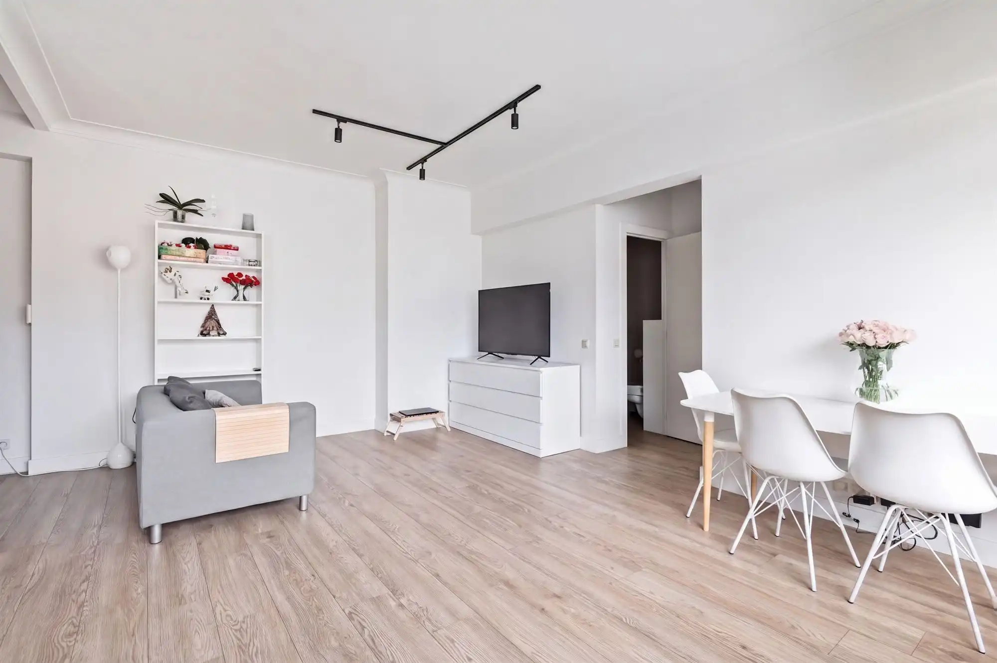 Modern vernieuwd 1-slpk appartement met frisse uitstraling foto 2