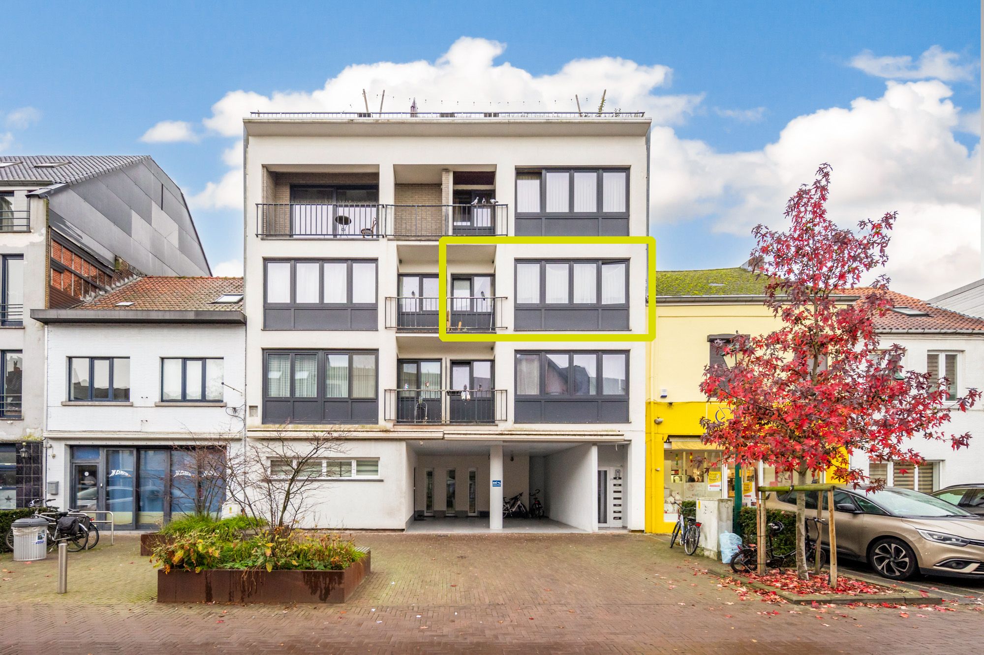 IDEALIS VASTGOED - CENTRAAL GELEGEN 2-SLPKMR APPARTEMENT IN HET CENTRUM VAN LEOPOLDSBURG! – Correct onderhouden appartement op de tweede verdieping (+-88m²) met een aangename leefruimte, aparte keuken, 2 slaapkamers, badkamer en apart toilet. Het appartement beschikt tevens over een lift en een privatieve kelder. Geschikt voor zij die zoeken naar betaalbaar wonen in het centrum van Leopoldsburg. foto {{pictureIndex}}