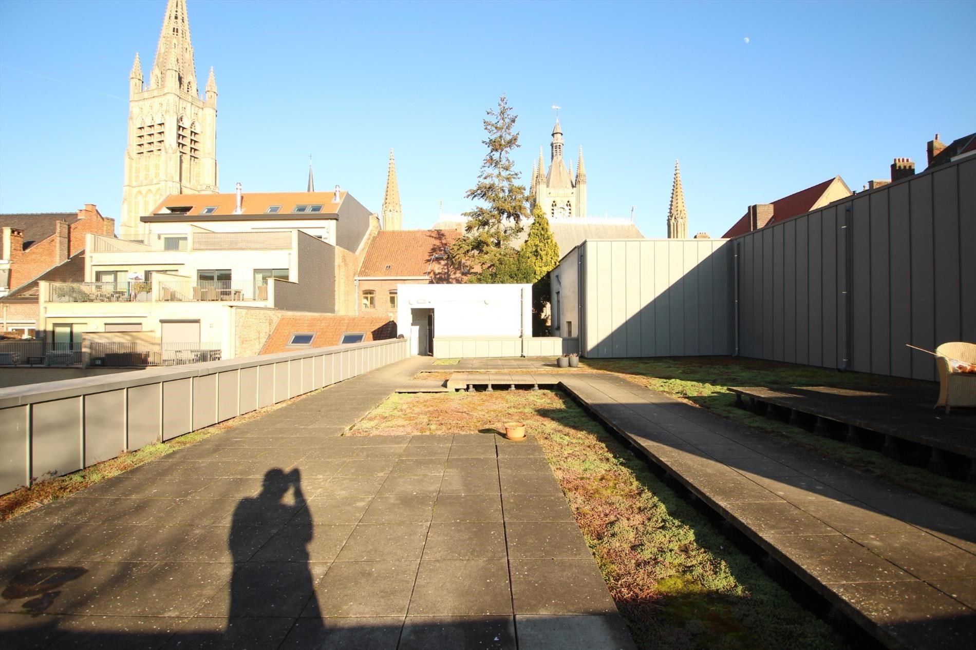 RUIM  INSTAPKLAAR APPARTEMENT IN HET CENTRUM VAN IEPER foto 2