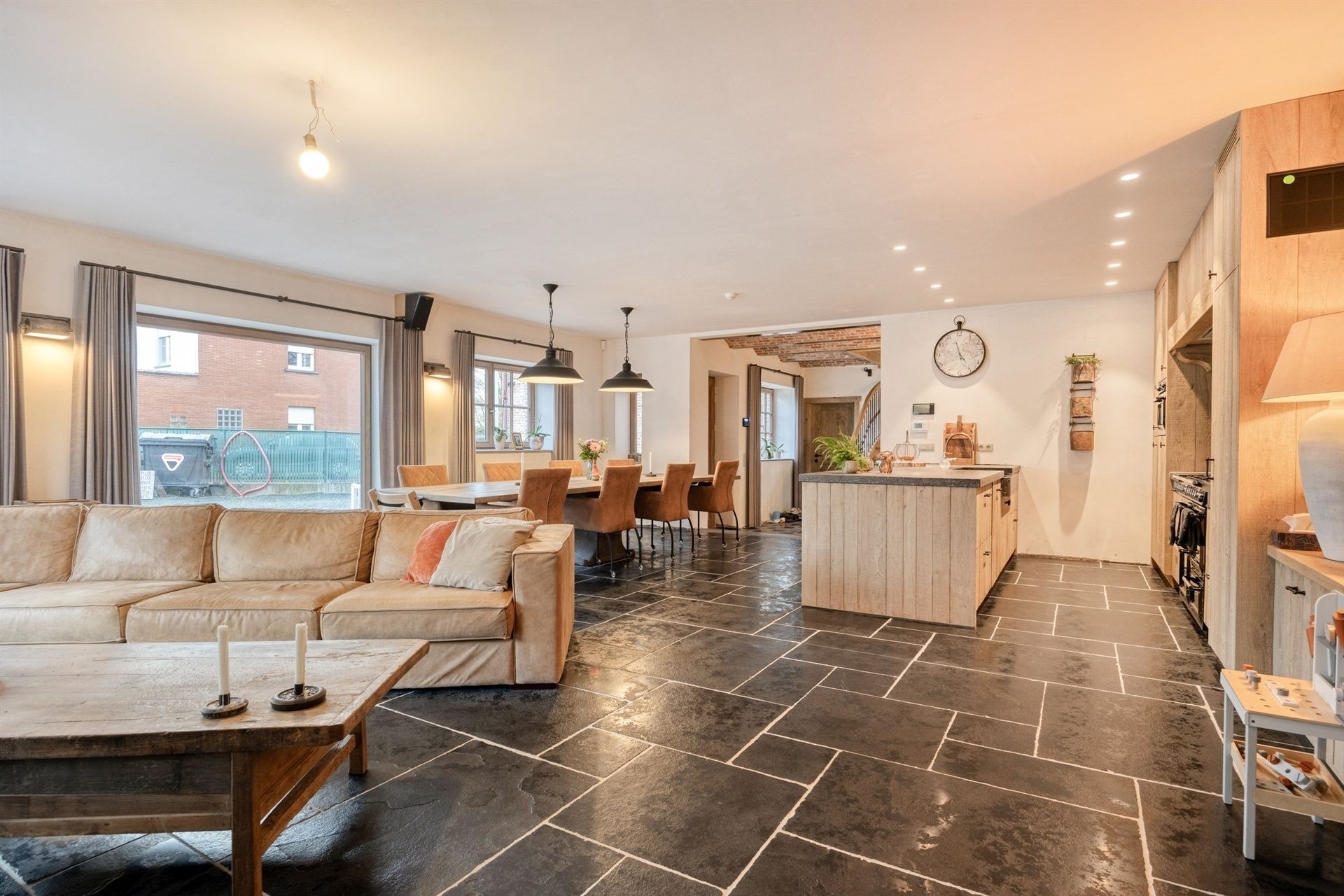 Volledige gerenoveerde woning met loods foto 6