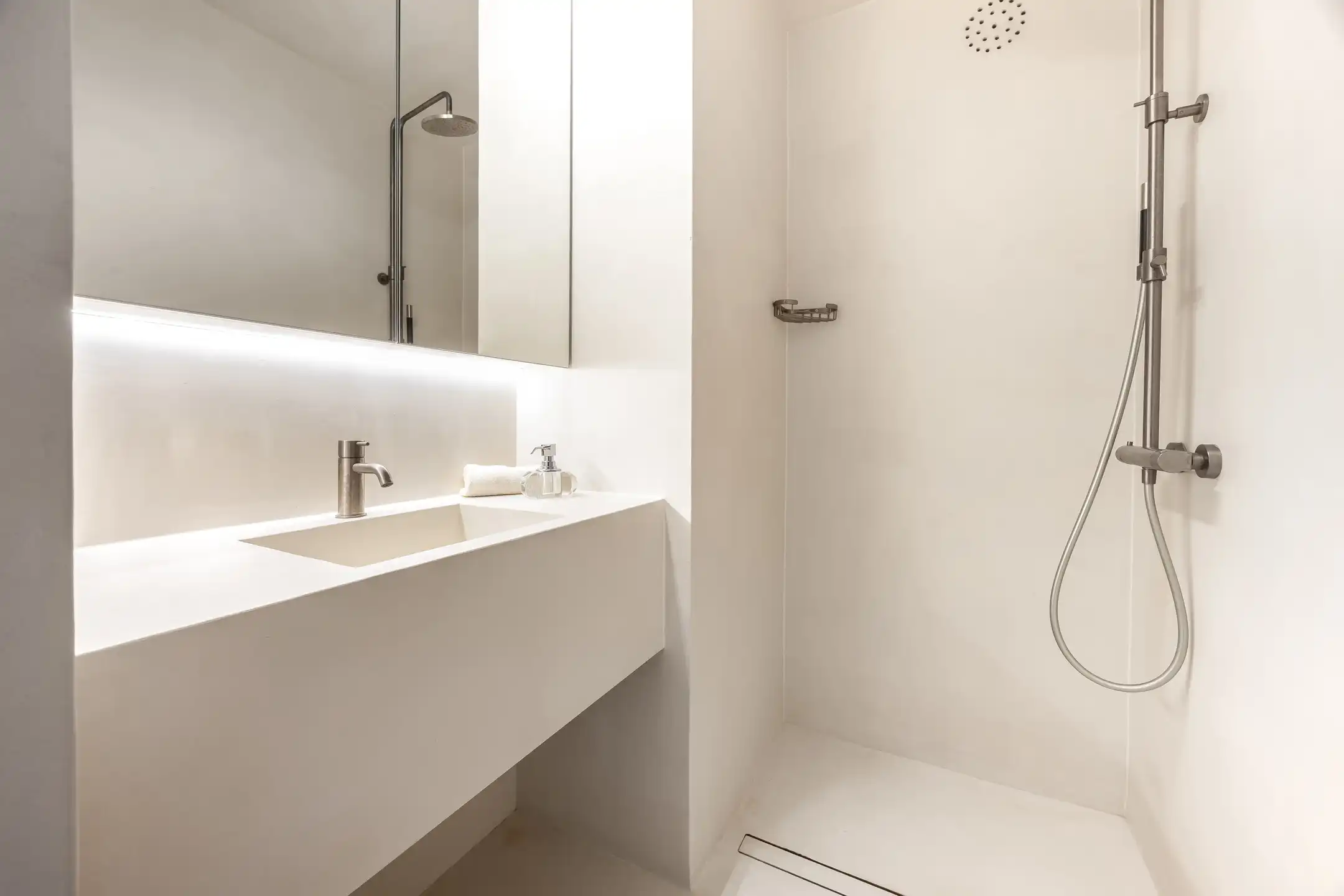 Luxueus gerenoveerd hoekdakappartement met frontaal zeezicht foto 34