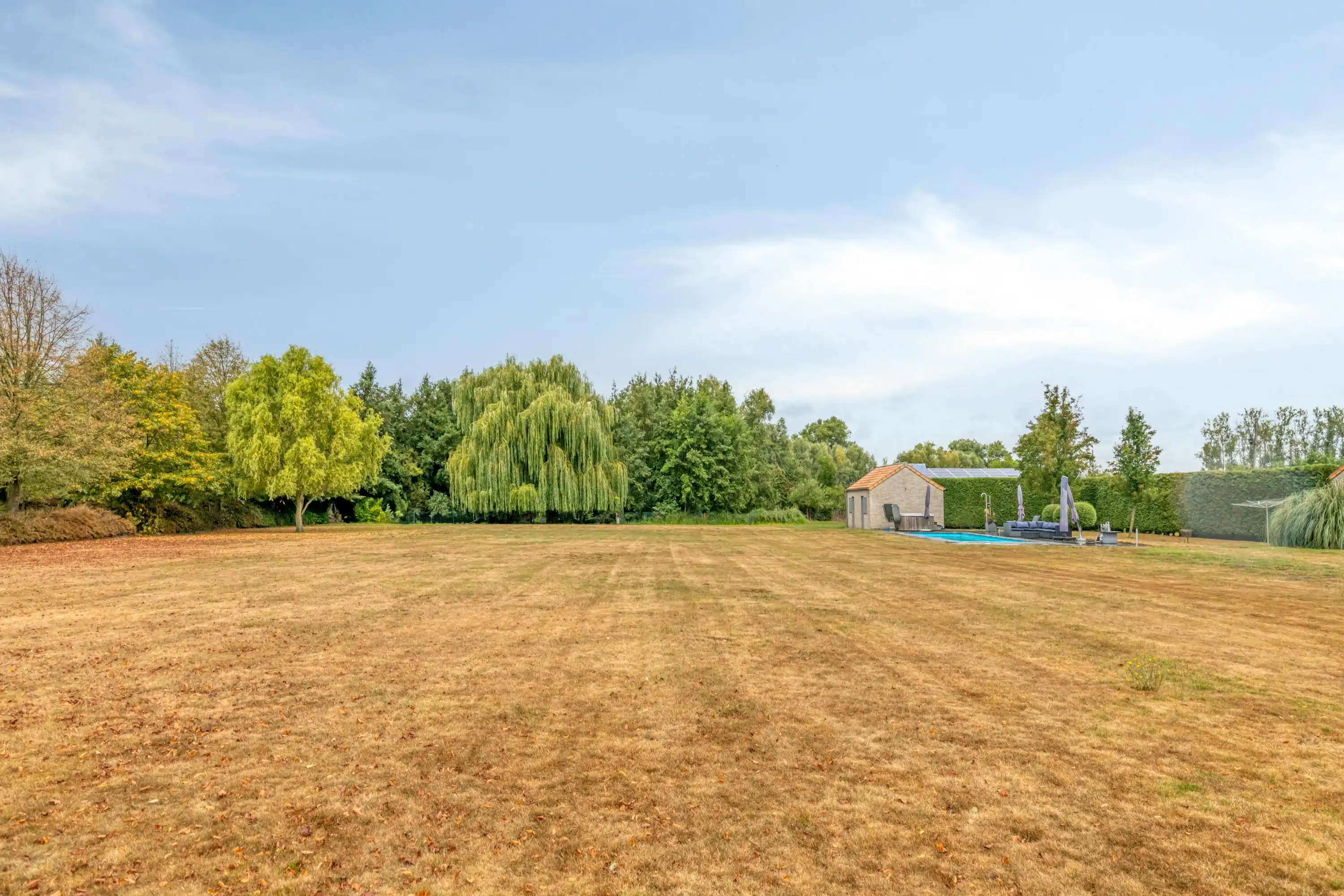 Huis met magazijn op een rustige locatie in Zwevezele foto 2