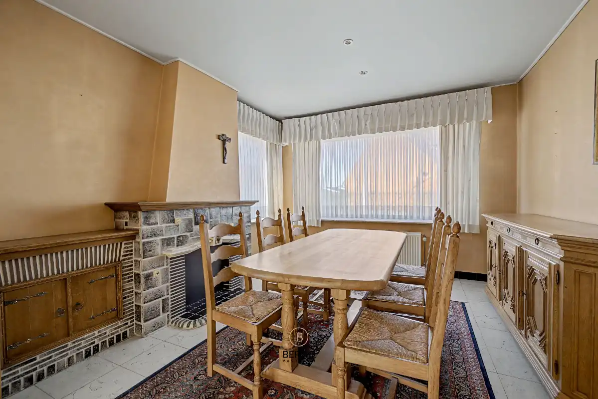 Halfopen bebouwing met oprit en ruime, zonnige tuin. foto 6