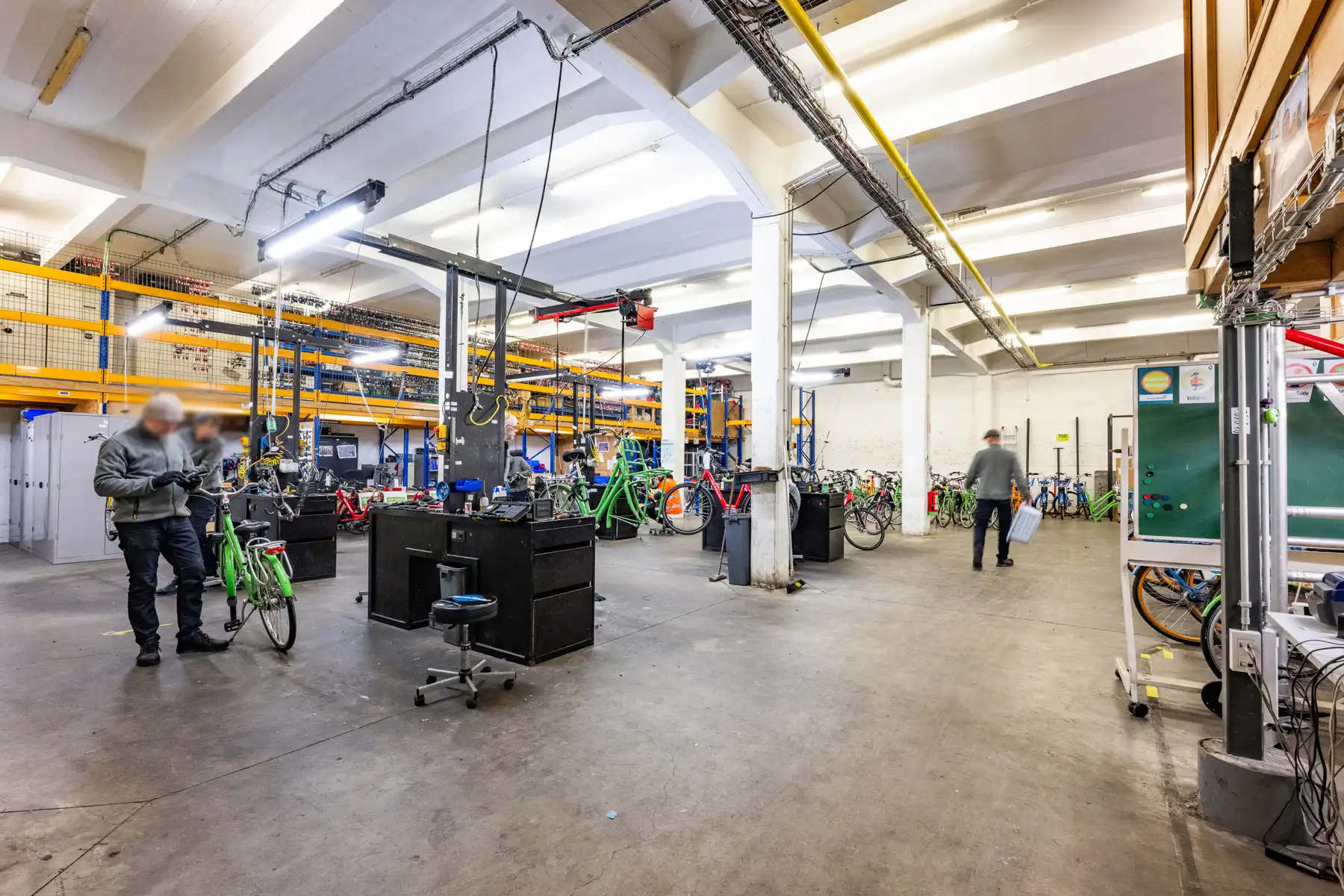 Ruim en veelzijdig bedrijfspand met parking en opslag foto 14