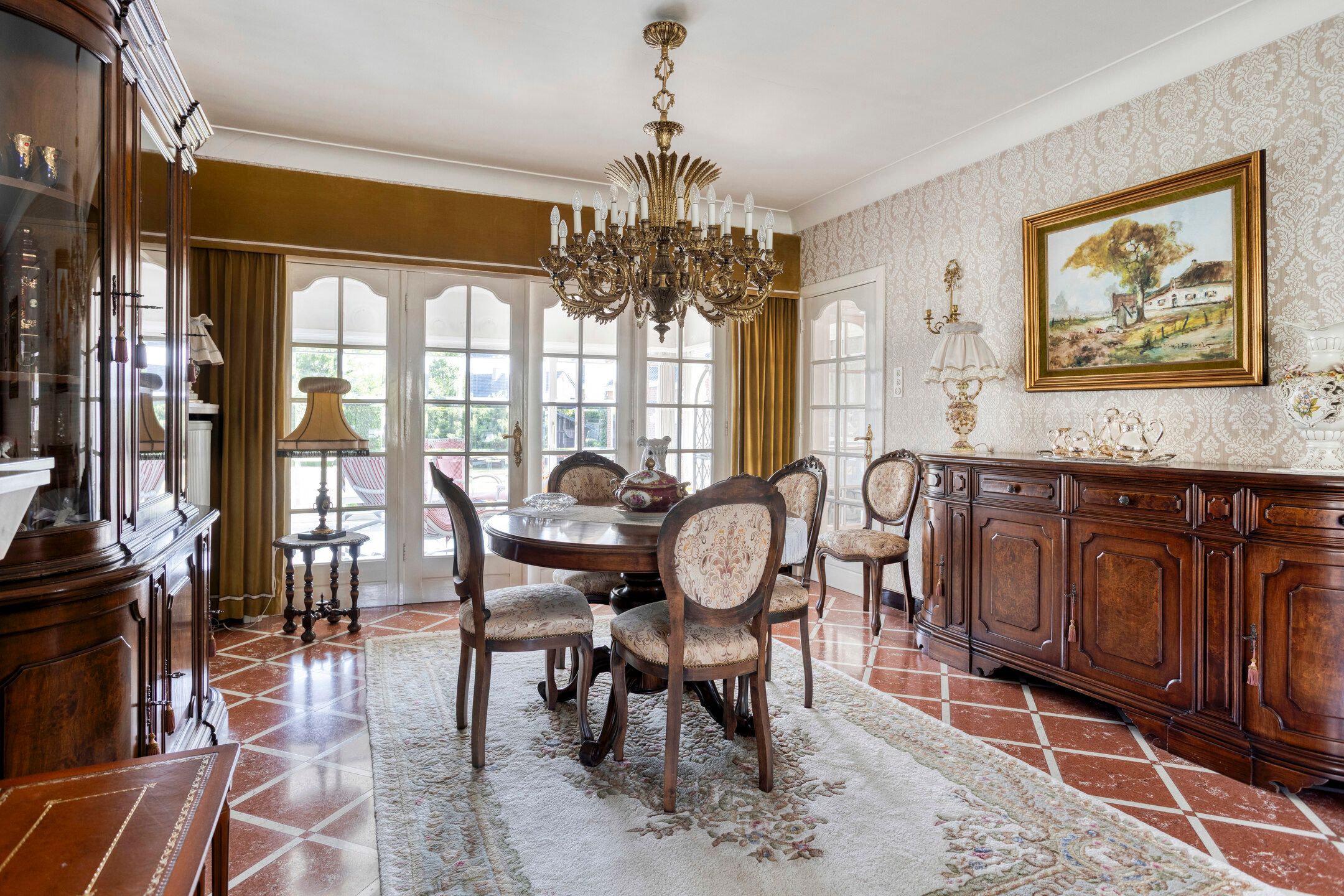 Te renoveren woning met veel potentieel foto 8