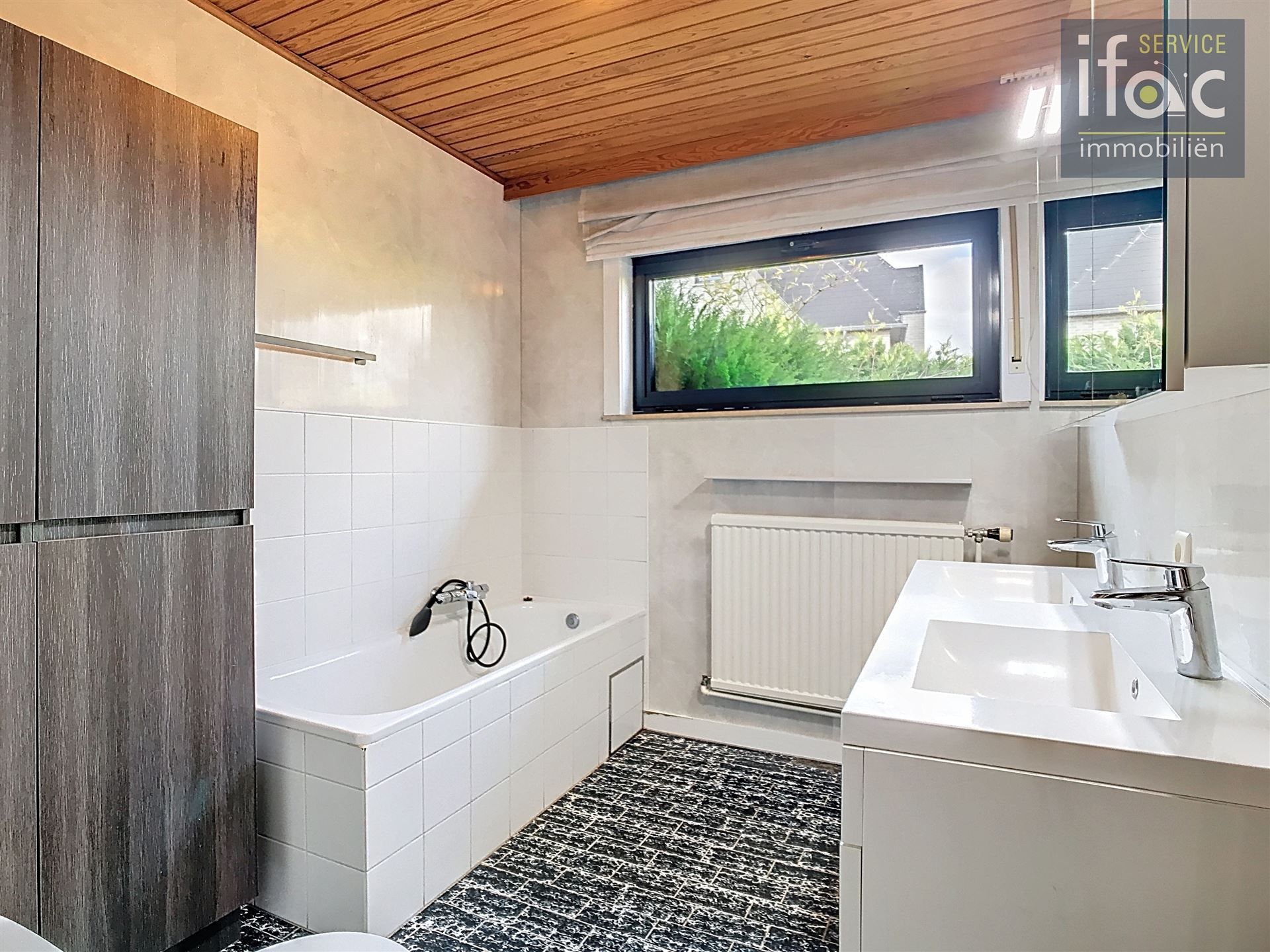 Bungalow met 4 slaapkamers en ruime garage foto 12