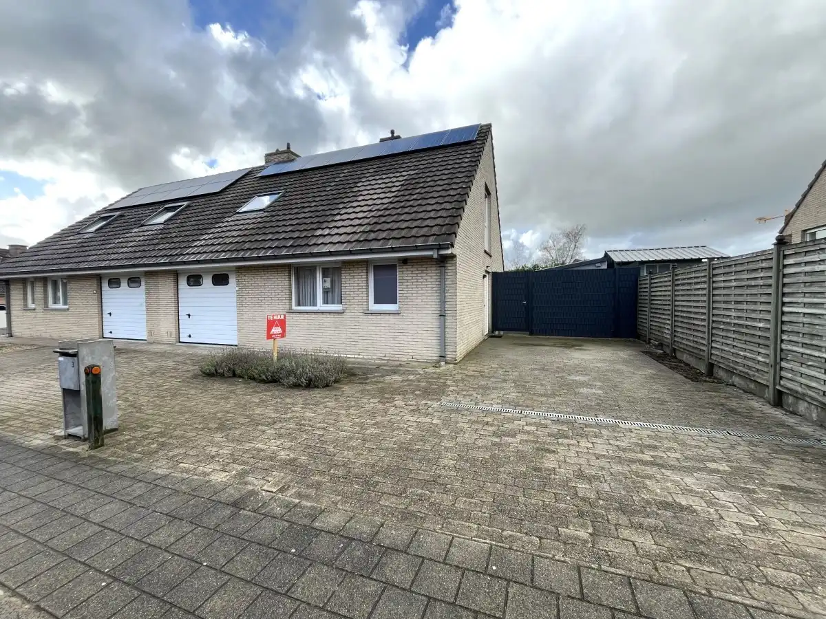 Moorslede - Ruime halfopen bebouwing in het centrum foto {{pictureIndex}}