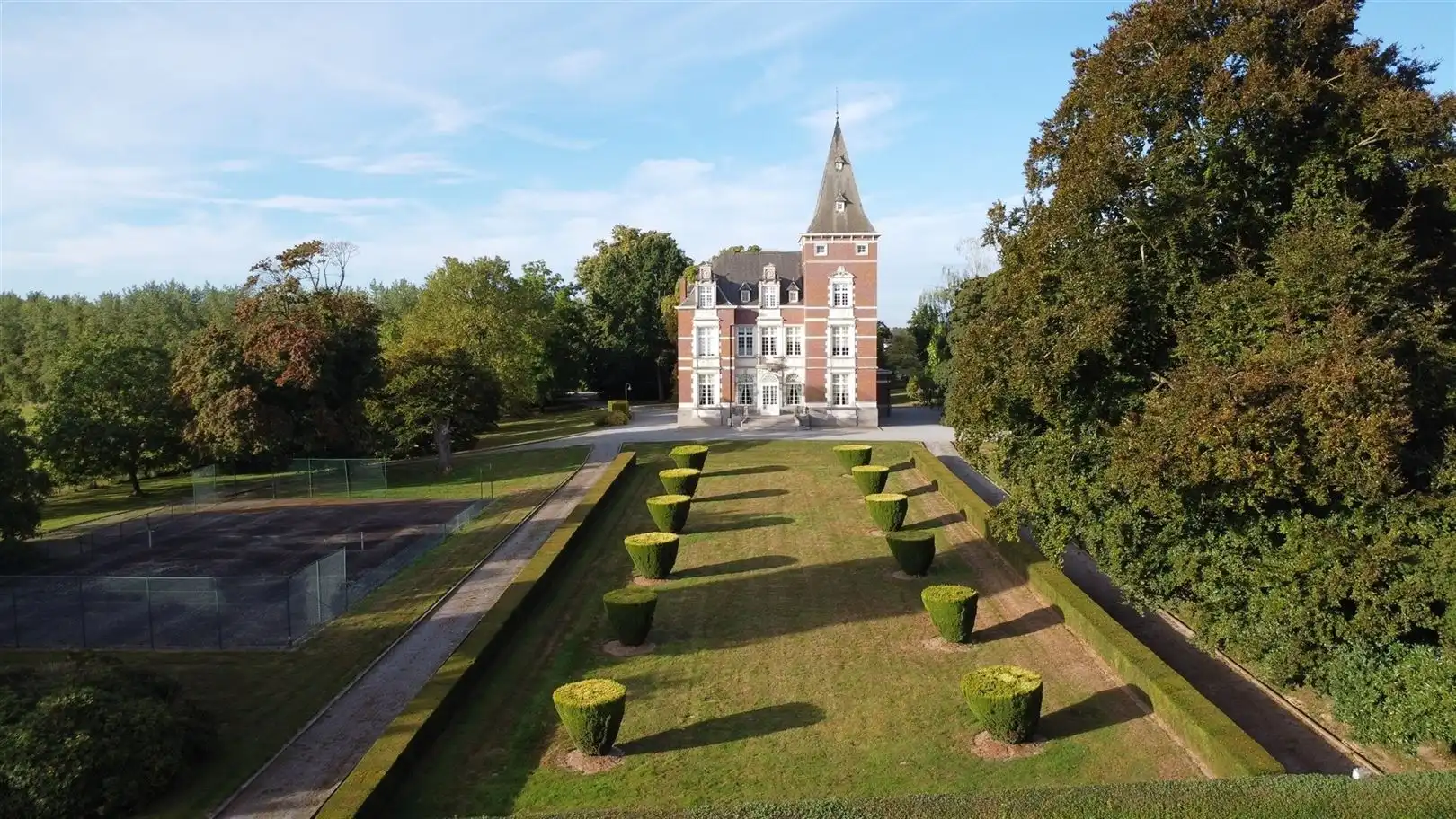 Instapklaar kasteeldomein met vierkantshoeve foto 2