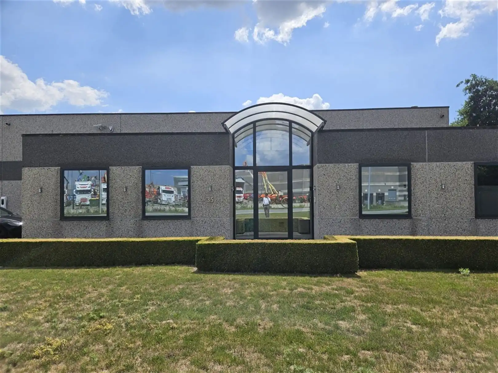 Bedrijfsgebouw met ruime parking te Waregem foto 2