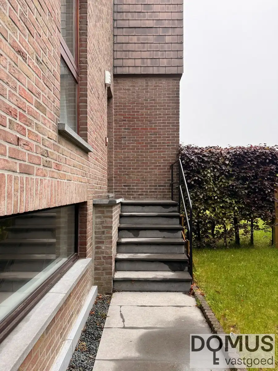 Gerenoveerde en instapklare aangename gezinswoning foto 2