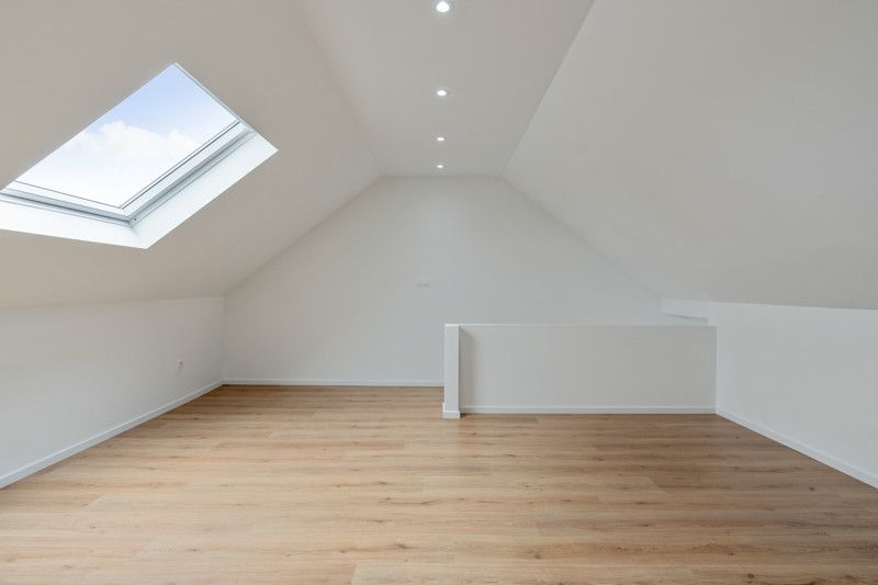 Totaal gerenoveerde woning, gelegen op 7are in een zeer rustige straat foto 24