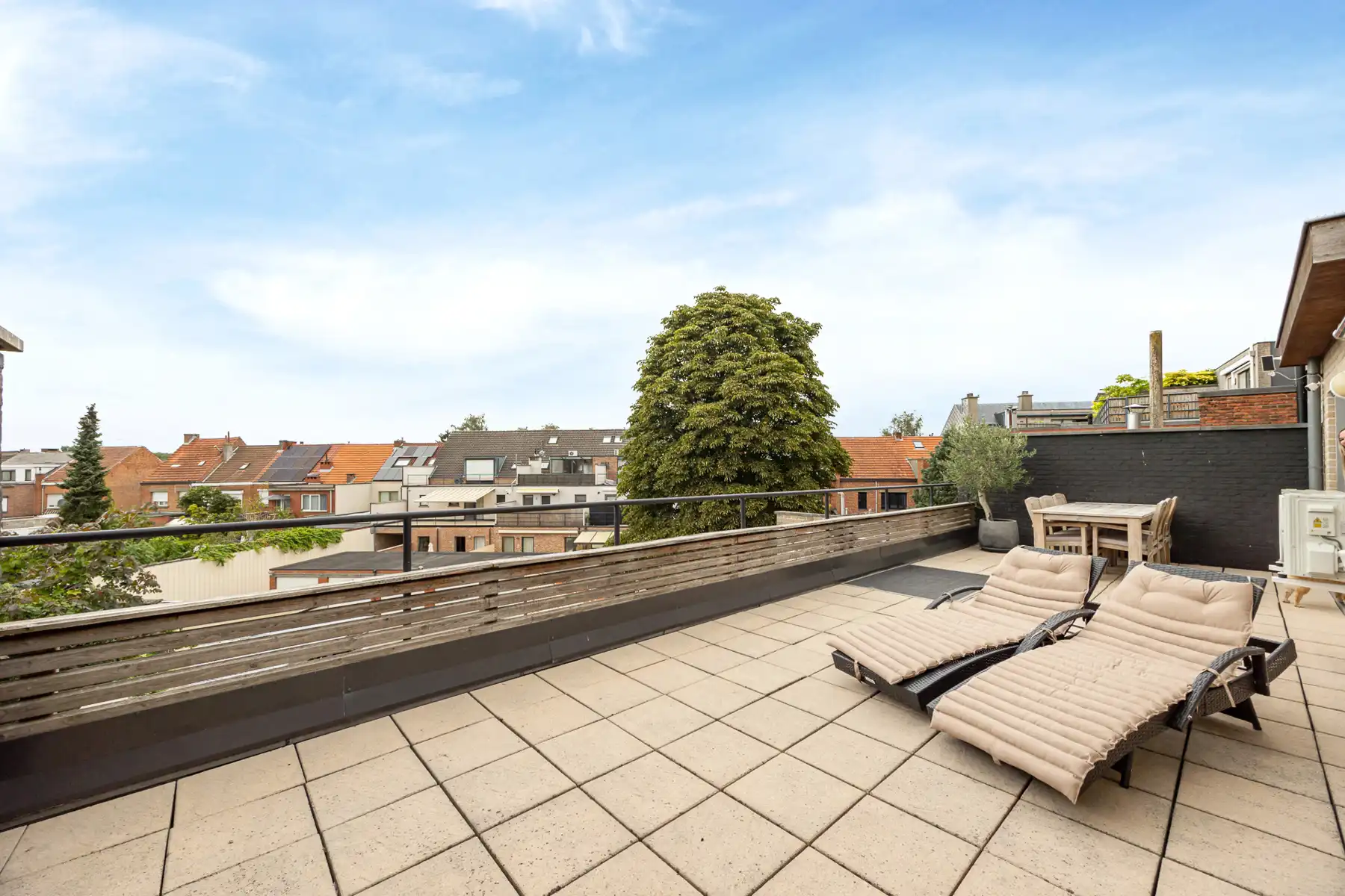 Lichtrijk app. met 2 slpks, groot terras en autostaanplaats foto 16