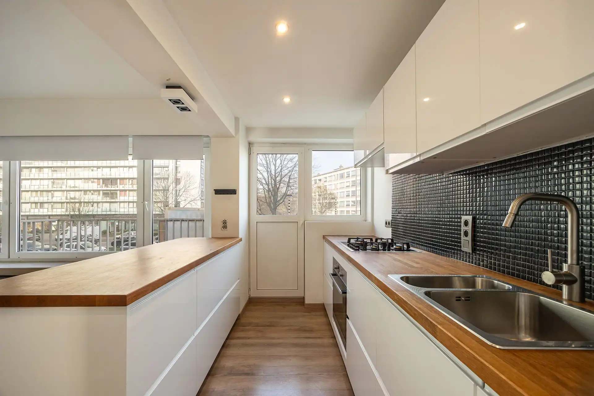 Instapklaar, lichtrijk appartement met terras en staanplaats foto 4