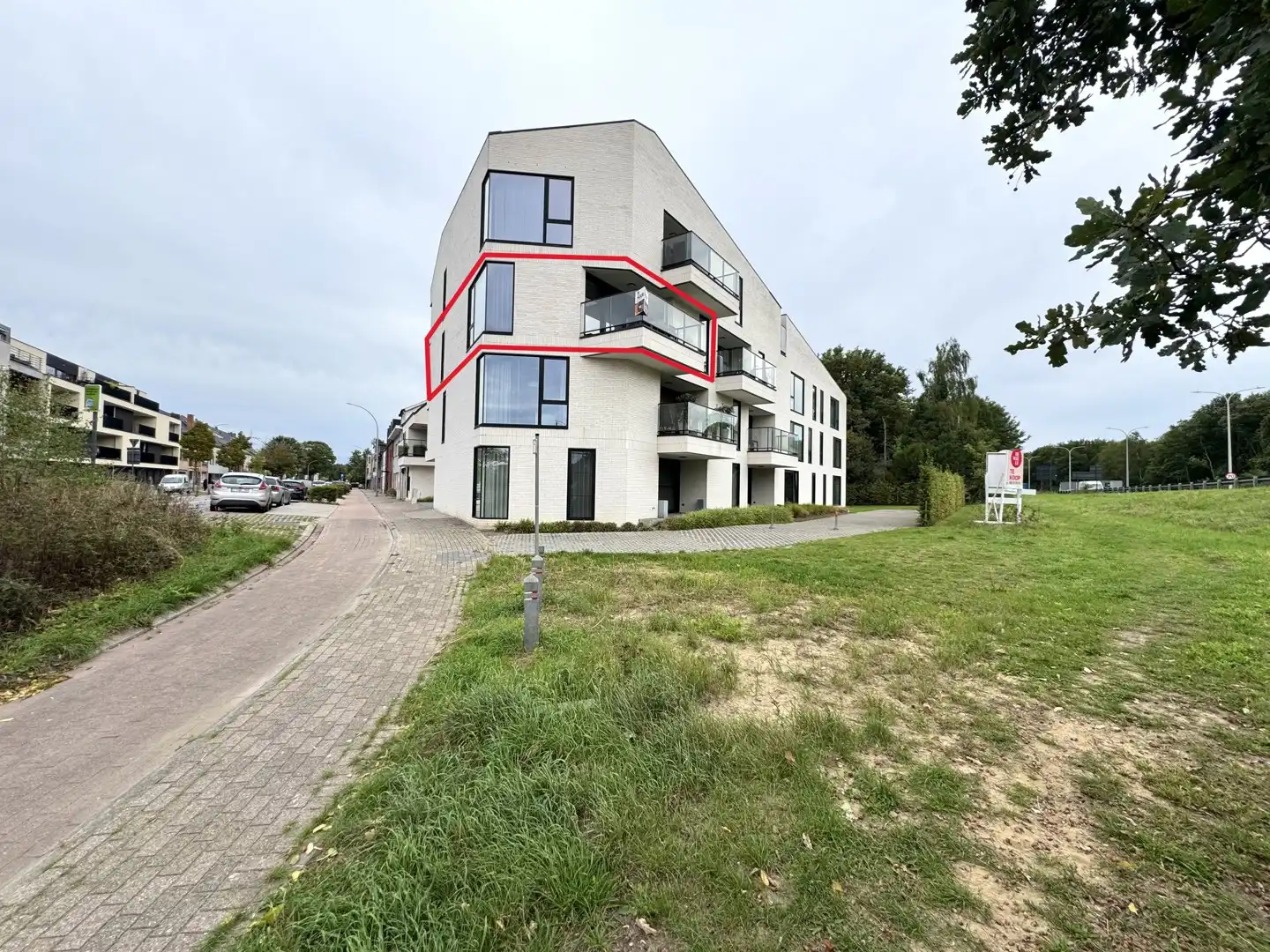 Prachtig bemeubeld appartement met 2 slaapkamers te huur nabij Genk centrum foto 2